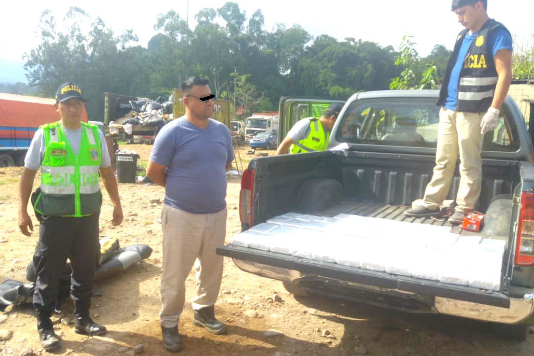 Agentes de la Policía Nacional del Perú (PNP) incautaron más de 50 kilos de alcaloide de cocaína tras intervenir una camioneta que se trasladaba a la altura del Puente Ipoki, en la Carretera Marginal de la Selva, tramo Pichanaki-Satipo.