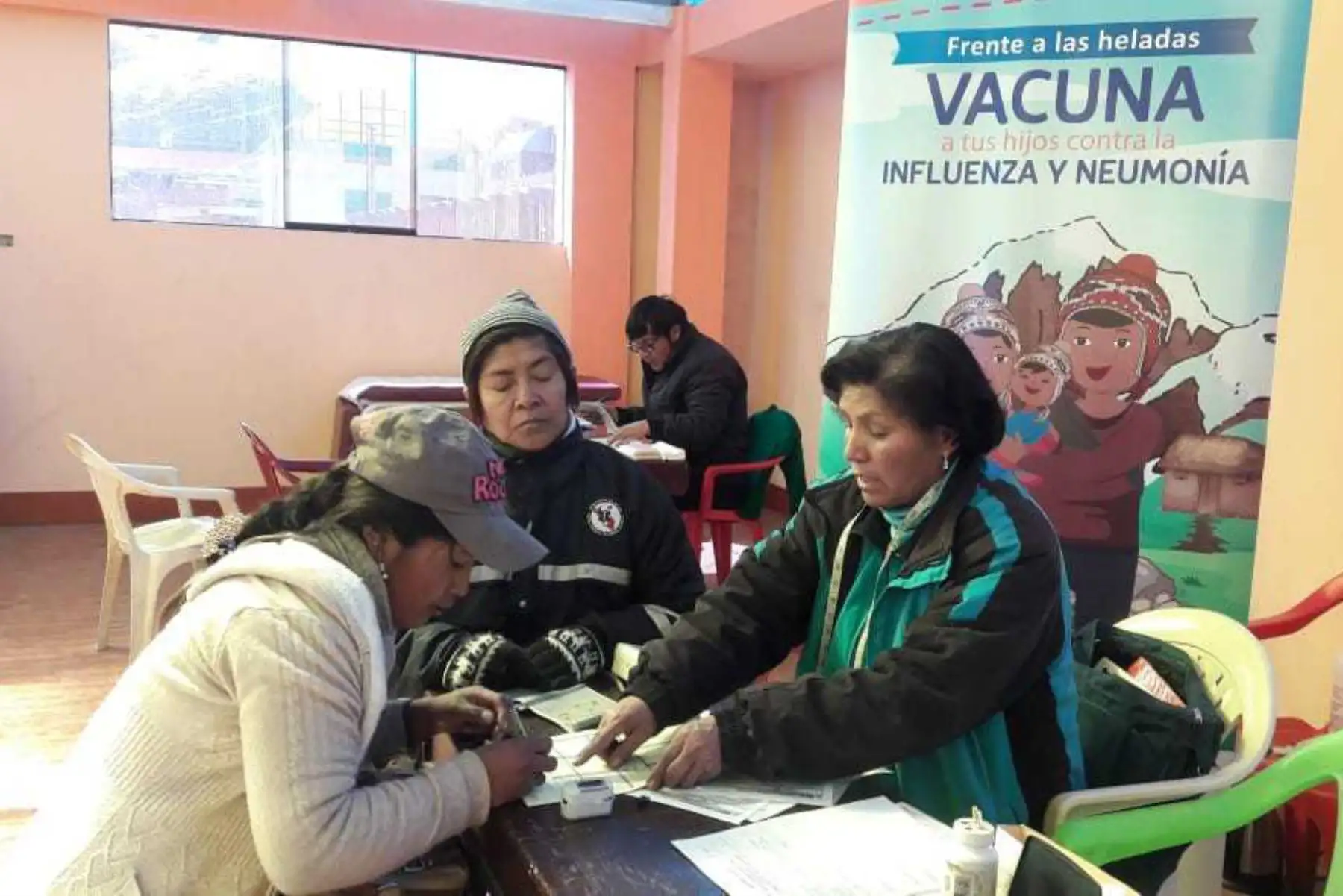 Una brigada del Ministerio de Salud (Minsa) se movilizó hasta el centro poblado de La Rinconada, en el distrito de Ananea, provincia de San Antonio de Putina, en la región Puno, para brindar atenciones médicas a la población vulnerable a las heladas y nevadas.