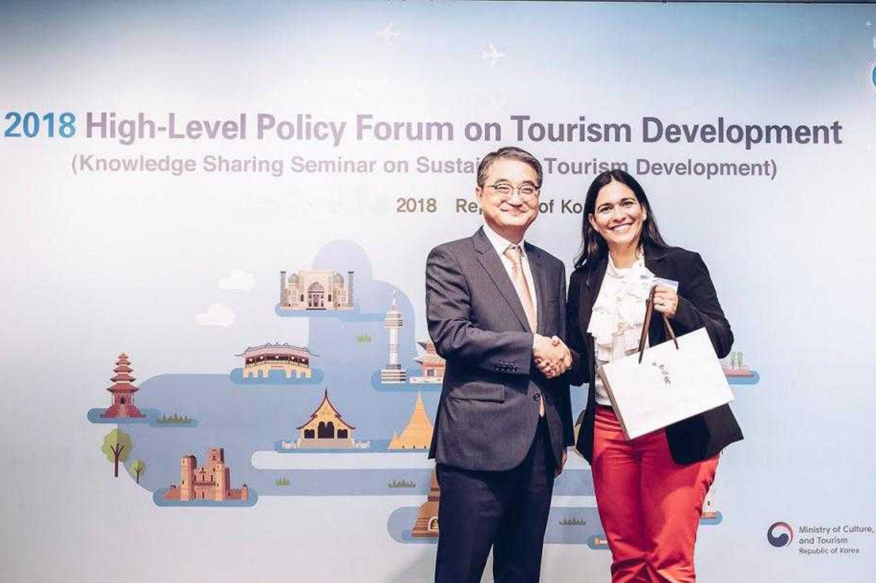 La viceministra de Turismo, Liz Chirinos, anunció hoy que el Perú fue reconocido como uno de los países que mejor elaboran planes de turismo, al obtener el segundo lugar en la competencia Gold Award for Best Action Plan, realizada en Corea del Sur, en el marco del “Foro de Alto Nivel y Seminario de Intercambio de Conocimientos sobre el Desarrollo del Turismo Sostenible”.
