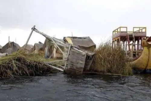 Los municipios de Los Uros Chulluni y de Puno, ubicados en la región Puno, reconstruirán las cuatro viviendas hospedaje y las 80 viviendas rústicas que resultaron afectadas luego que se presentaran vientos fuertes en dicha localidad.