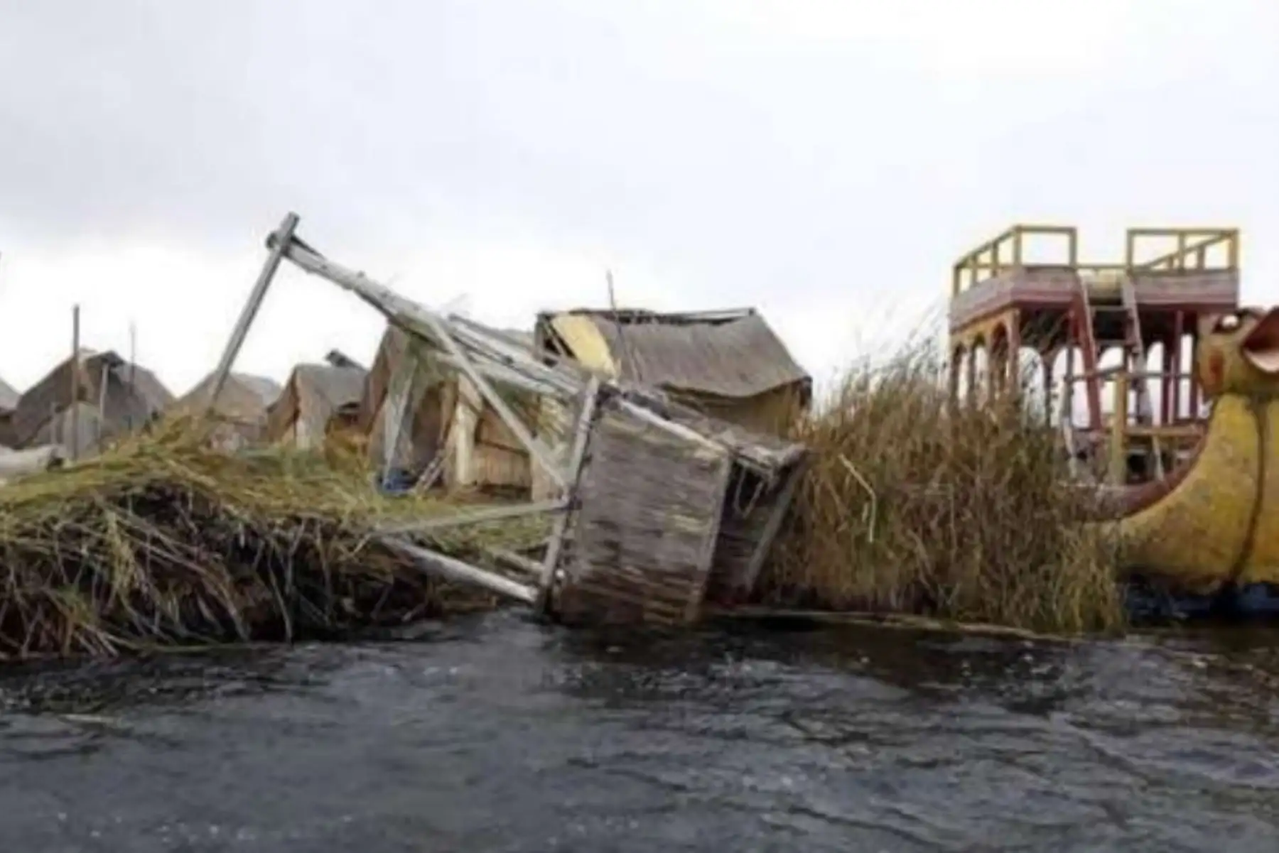 Los municipios de Los Uros Chulluni y de Puno, ubicados en la región Puno, reconstruirán las cuatro viviendas hospedaje y las 80 viviendas rústicas que resultaron afectadas luego que se presentaran vientos fuertes en dicha localidad.