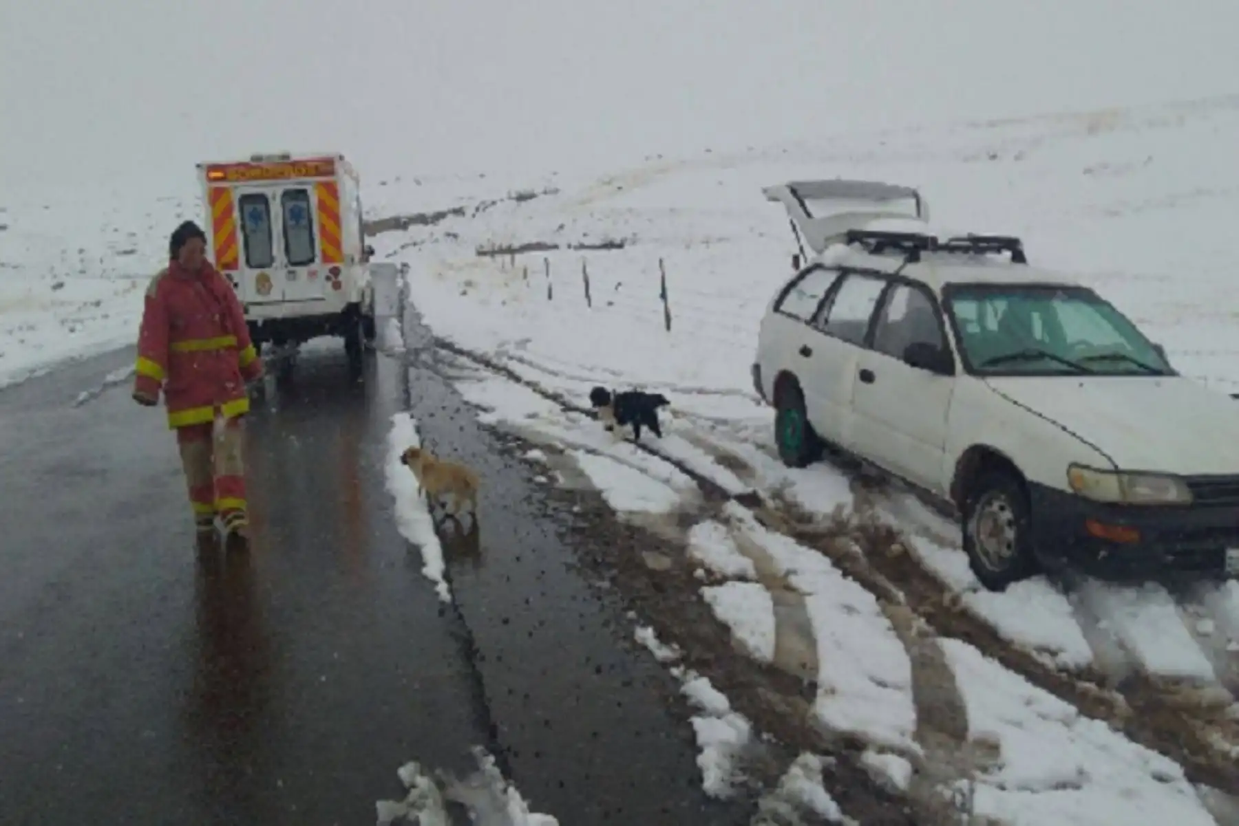Red Vial Interoceánica tramo IV, a la altura del kilómetro 165 (sector Oquepuño), en el distrito puneño de Macusani, está bloqueada por la presencia de nevada y fuertes lluvias, por lo que en la zona permanecen varados vehículos particulares, de servicio público y carga,