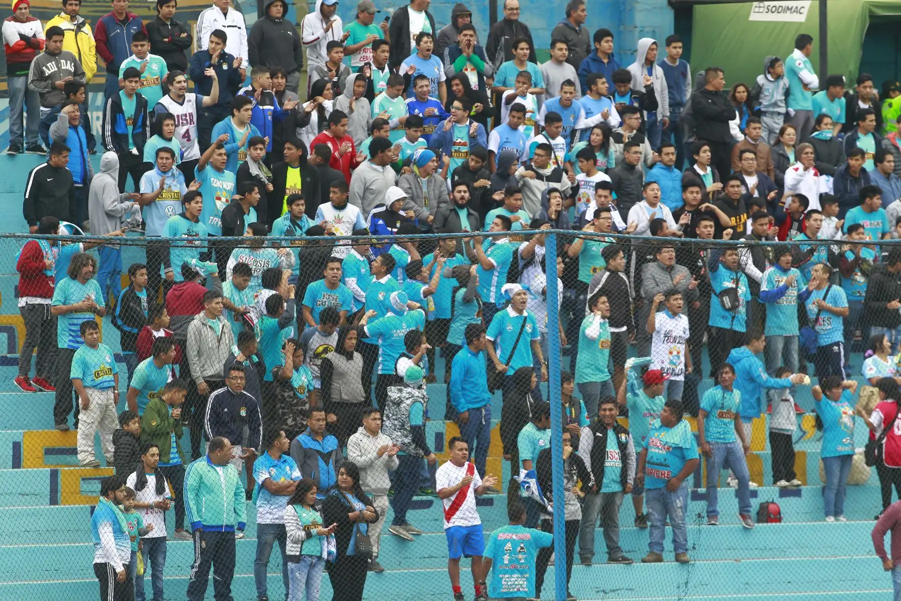 Hinchada de Sporting Cristal celebra el triunfo 2 a 0 ante Melgar por el Torneo de Apertura de fútbol peruano . Foto - ANDINA/Eddy Ramos.