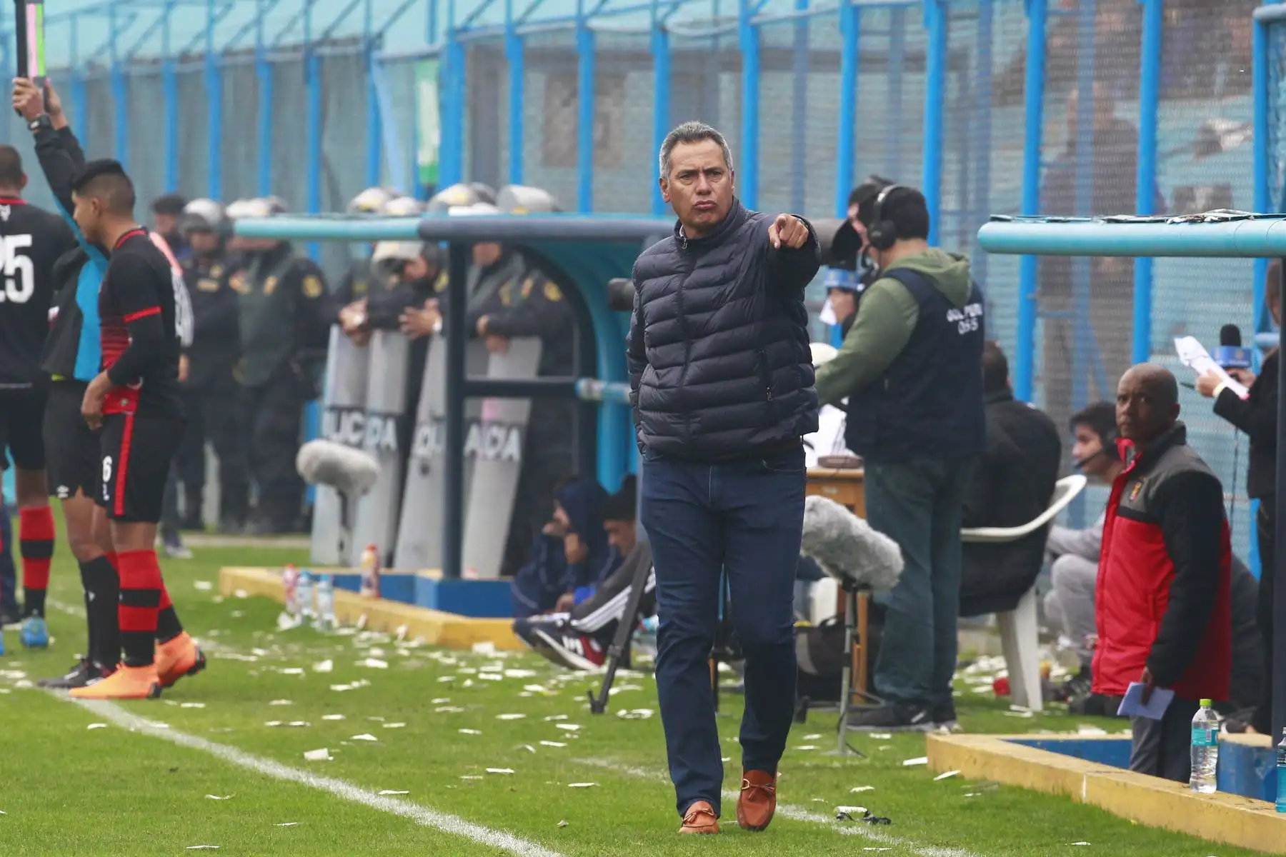 Entrenador Hernán Torres de Melgar lamenta la derrota por 2 a 0 ante Sporting Cristal por el Torneo de Apertura de fútbol peruano . Foto - ANDINA/Eddy Ramos.