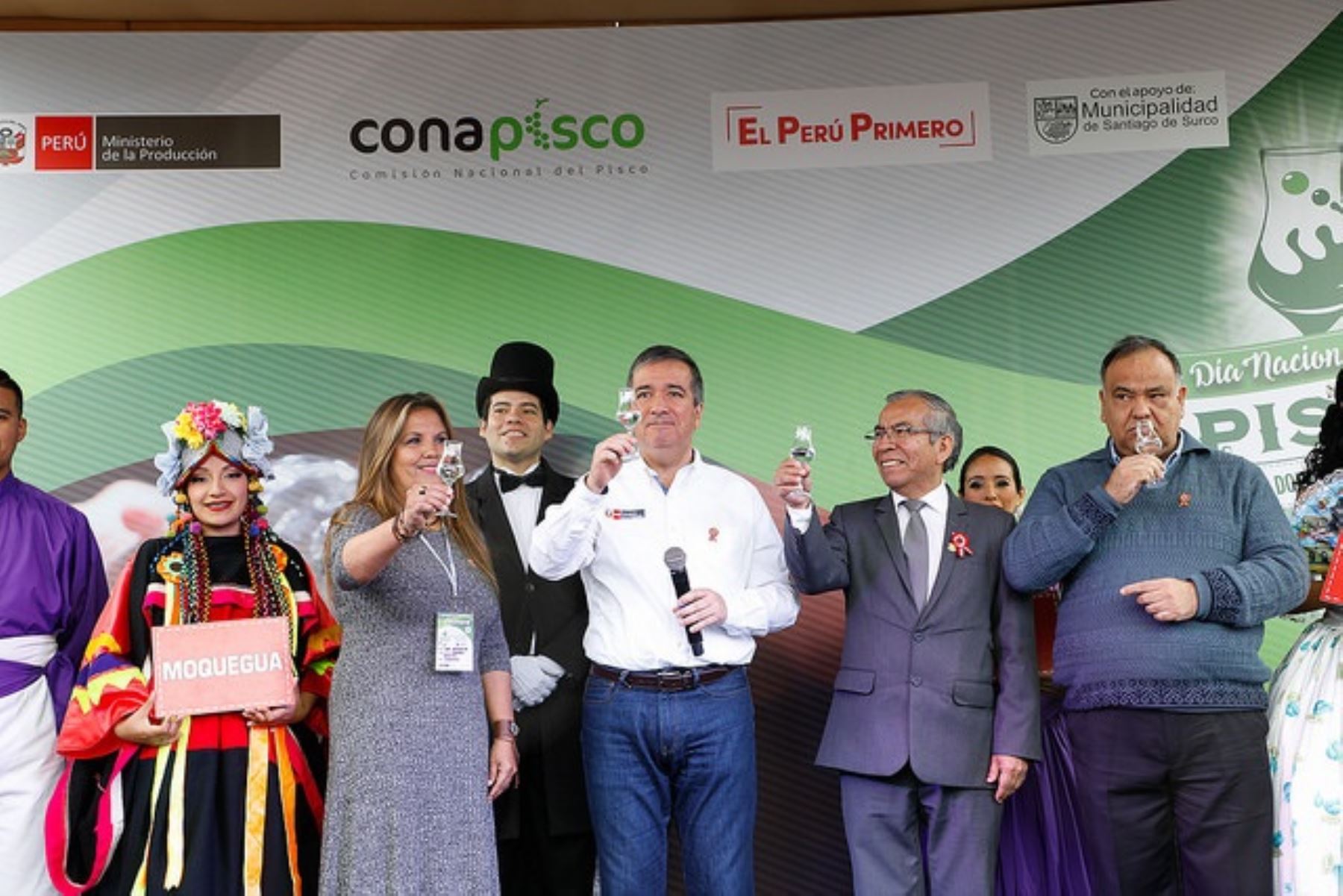 Ministro Pérez-Reyes (al centro) brinda por el Día Nacional del Pisco. Foto: Cortesía.