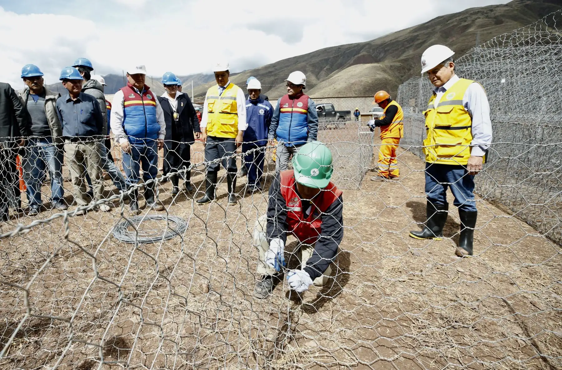 Presidente del Consejo de Ministros, César Villanueva, inspeccionó las obras de construcción y reparación de las defensas ribereñas del río Huatanay, en Cusco. Foto:ANDINA/ PCM