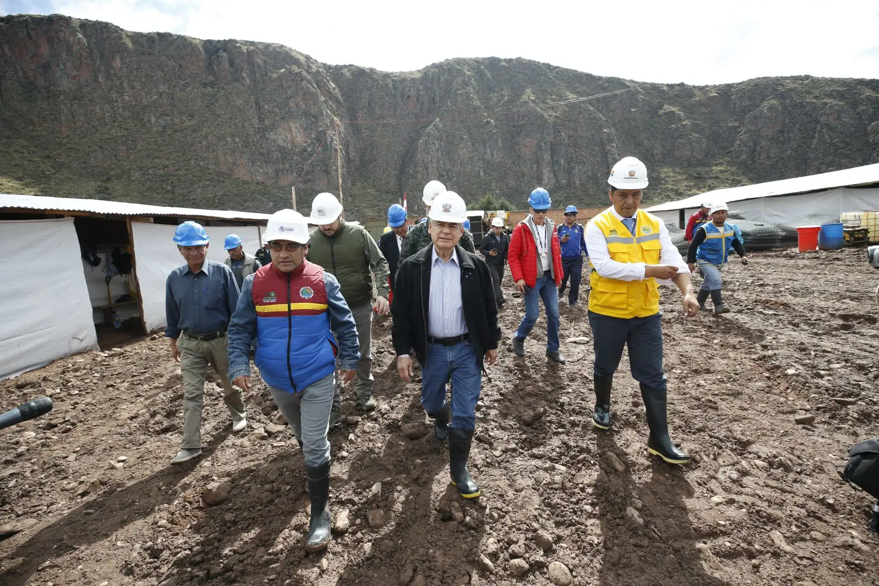 Premier César Villanueva, inspeccionó obras de construcción y reparación de las defensas ribereñas del río Huatanay, en Cusco