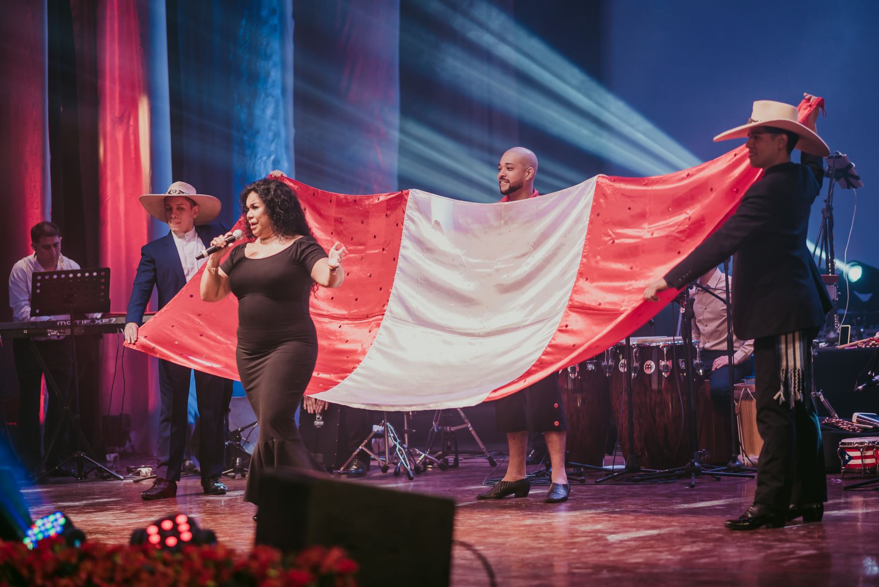 Eva Ayllón se adelantó a las celebraciones de Fiestas Patrias con emotivo concierto.