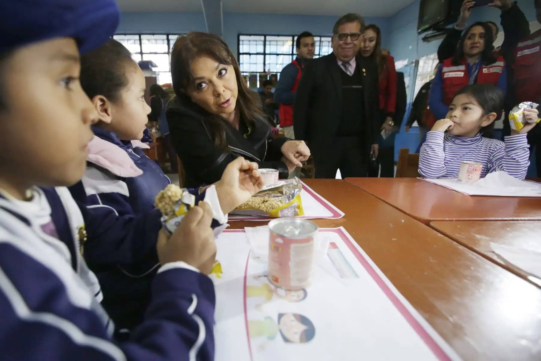 La ministra de Desarrollo e Inclusión Social, Liliana La Rosa, supervisa la entrega del servicio alimentario escolares en la Institución Educativa 1017 Señor de los Milagros. Foto: ANDINA/Melina Mejía