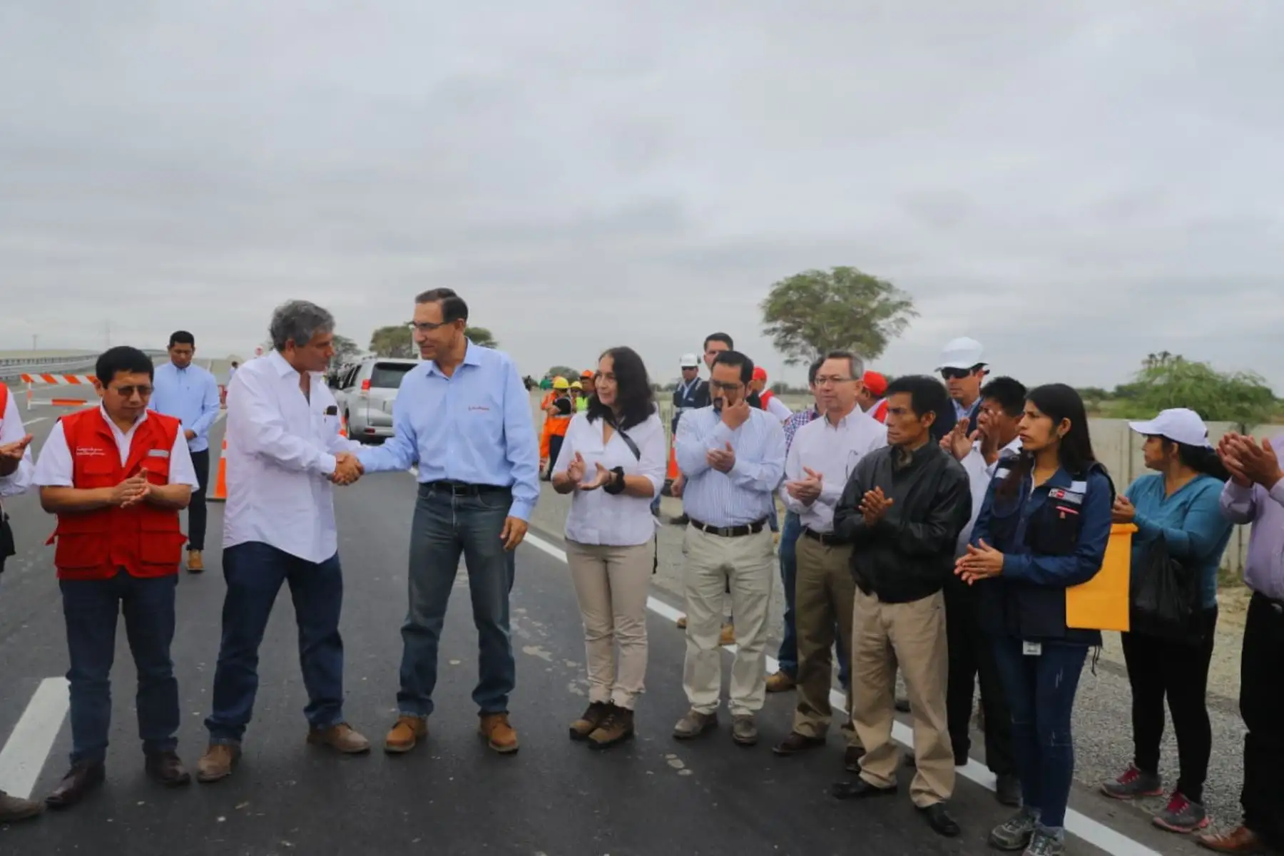 El presidente Martín Vizcarra se encuentra en Piura para realizar una visita de trabajo a esta región y supervisar la entrega de obras viales en el distrito de Sullana. Foto: ANDINA/Prensa Presidencia