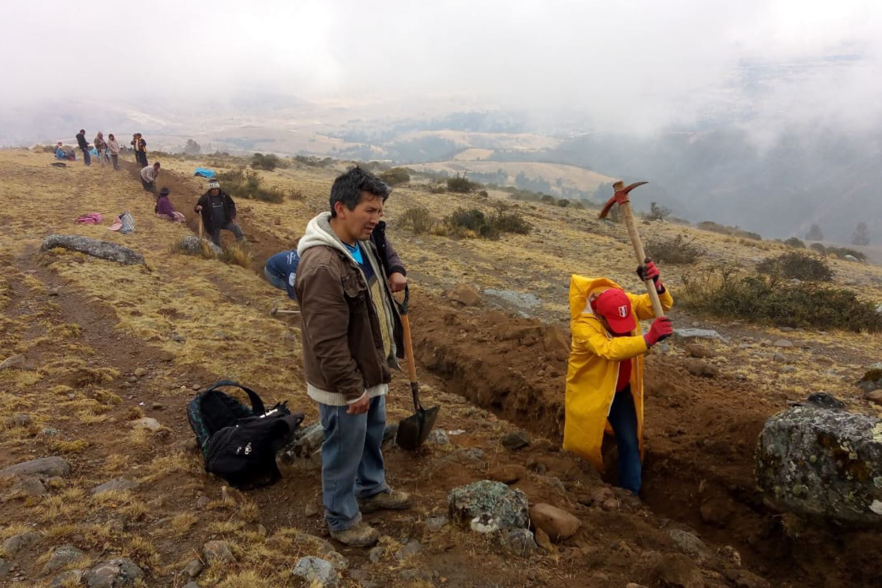 Con faena comunal abren zanajas para trasladar agua potable en Sapallanga, en Huancayo.