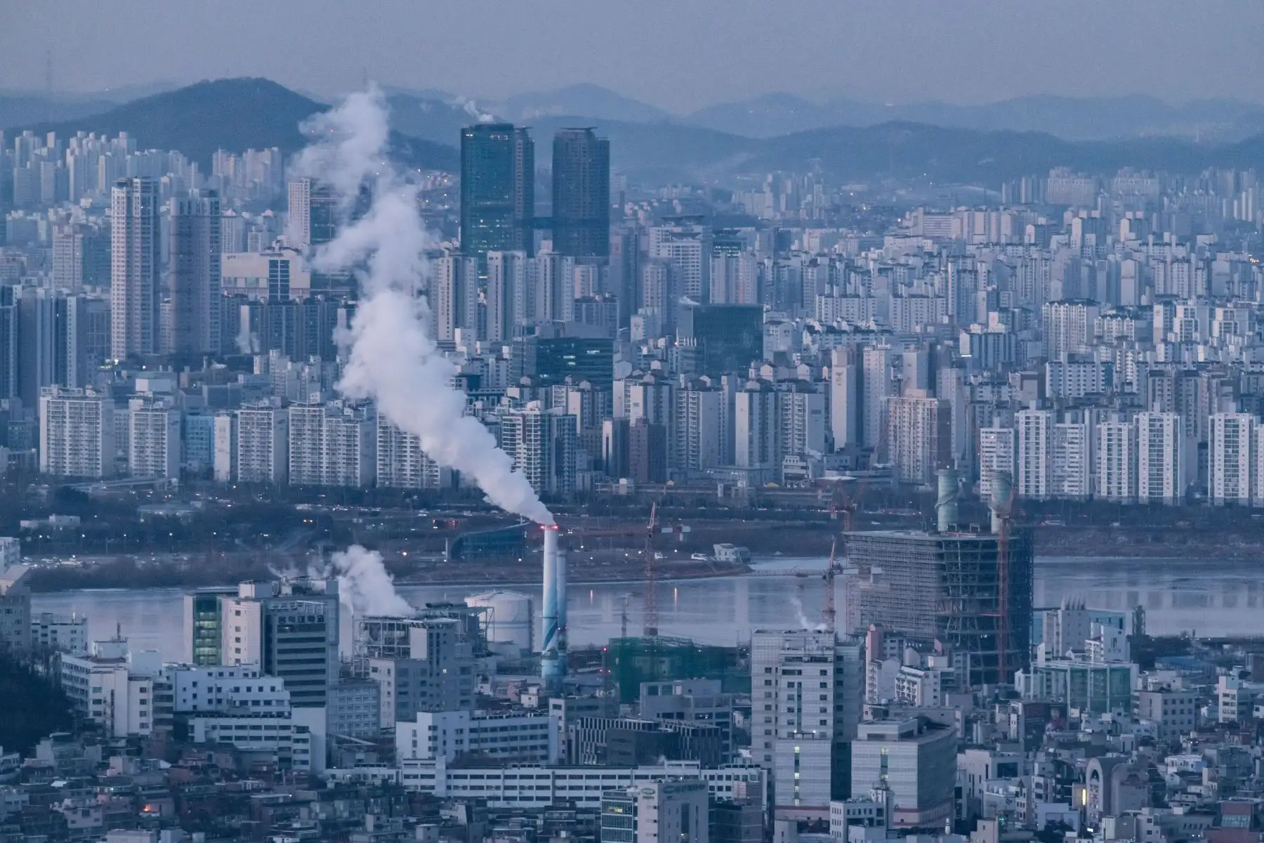 Seúl, la capital de Corea de Sur, con una población de 21 millones de habitantes, encabeza la lista de las 13,000 ciudades con mayor huella de carbono en el mundo, según el estudio de la Universidad Noruega de Ciencia y Tecnología. AFP