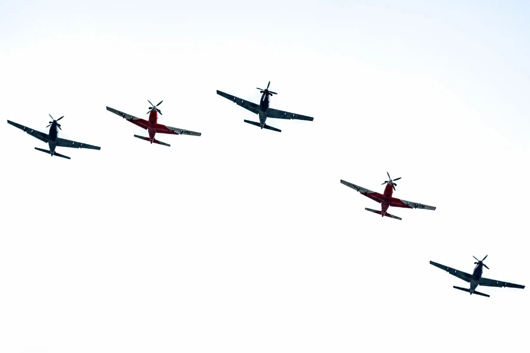 Segunda vicepresidenta de la República, Mercedes Aráoz, encabeza ceremonia castrense en la base aérea Las Palmas por aniversario de la Fuerza Aérea del Perú. Foto: ANDINA/Luis Iparraguirre