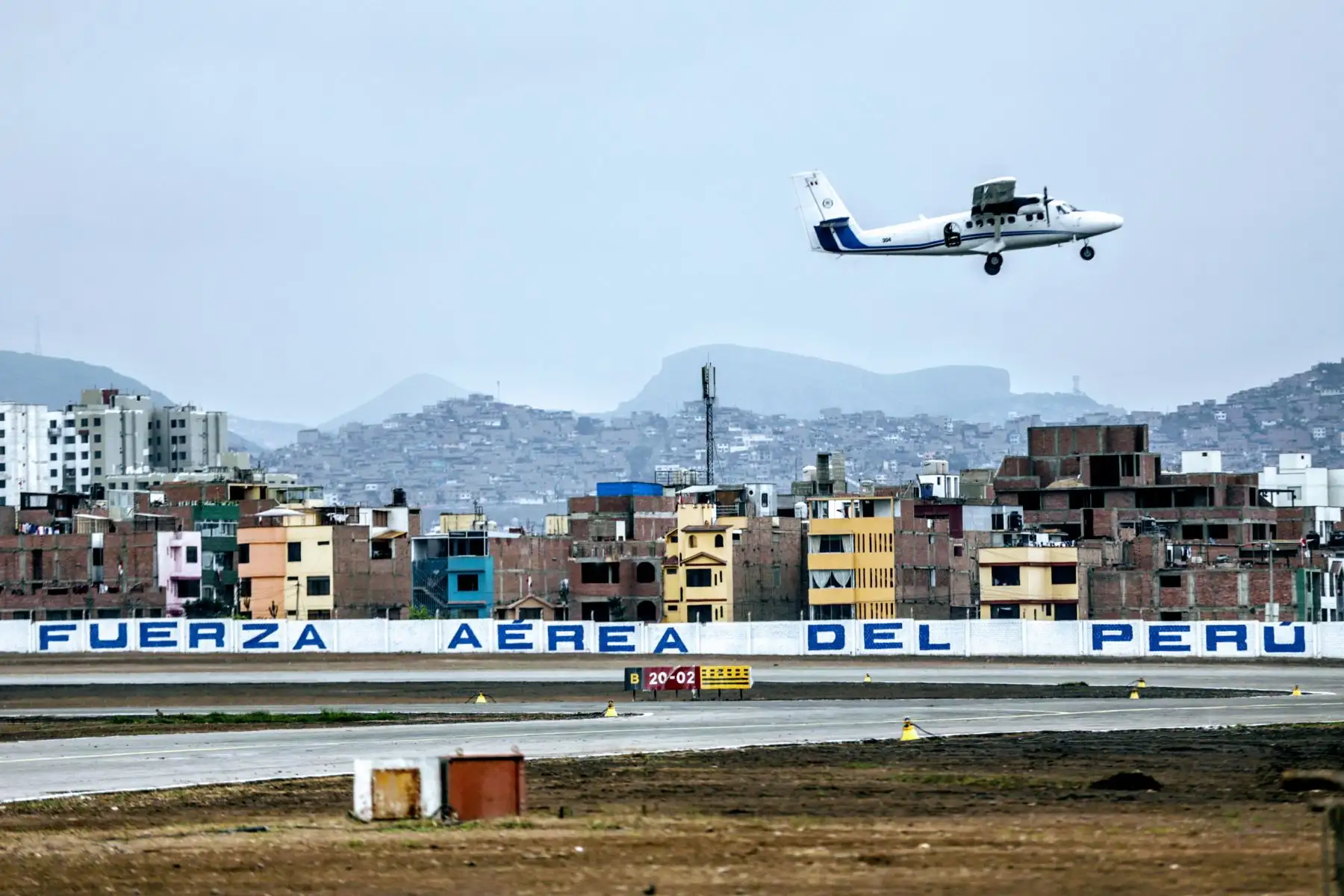 Segunda vicepresidenta de la República, Mercedes Aráoz, encabeza ceremonia castrense en la base aérea Las Palmas por aniversario de la Fuerza Aérea del Perú. Foto: ANDINA/Luis Iparraguirre