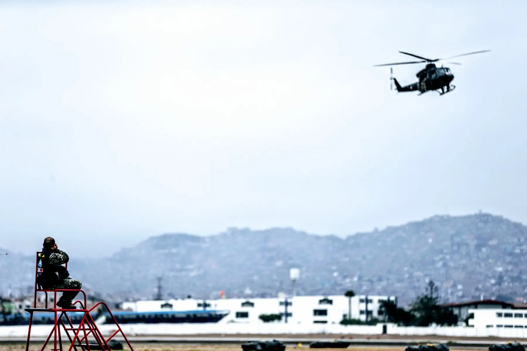 Segunda vicepresidenta de la República, Mercedes Aráoz, encabeza ceremonia castrense en la base aérea Las Palmas por aniversario de la Fuerza Aérea del Perú. Foto: ANDINA/Luis Iparraguirre