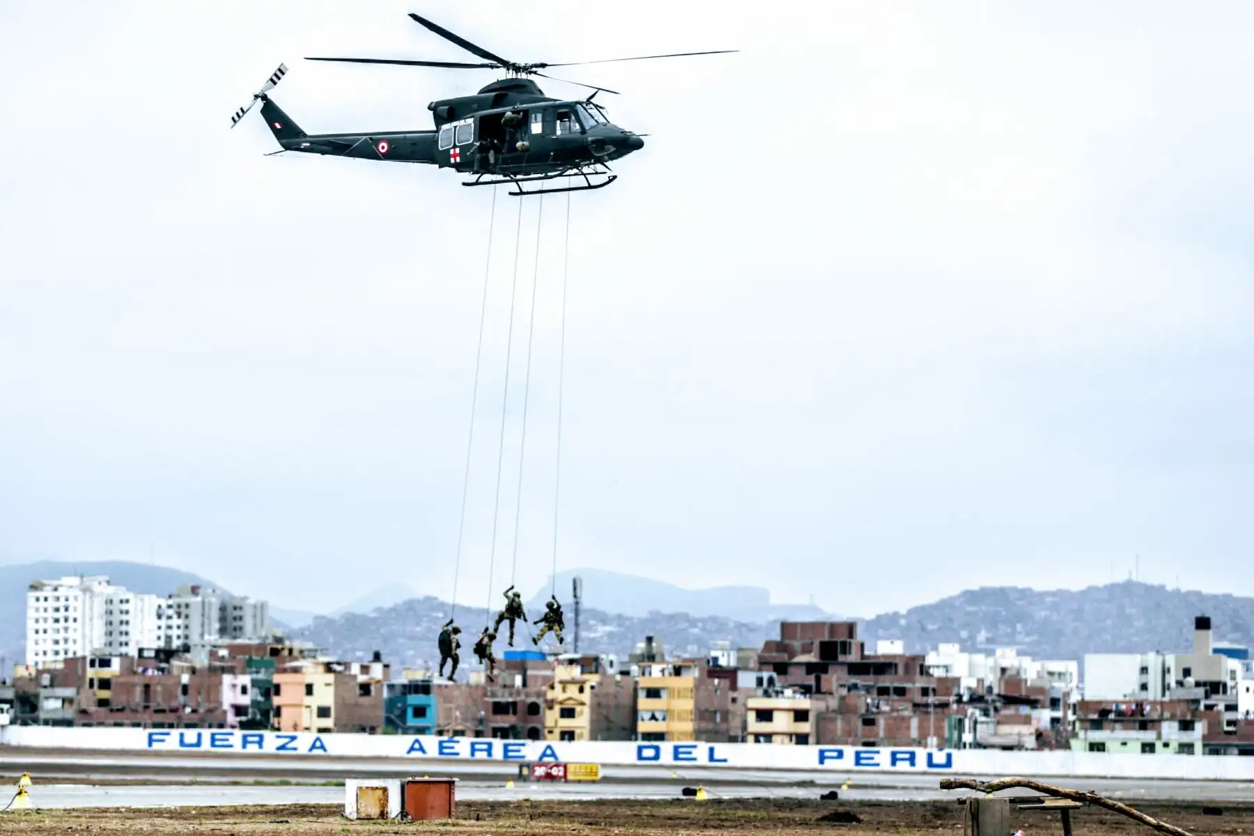 Segunda vicepresidenta de la República, Mercedes Aráoz, encabeza ceremonia castrense en la base aérea Las Palmas por aniversario de la Fuerza Aérea del Perú. Foto: ANDINA/Luis Iparraguirre