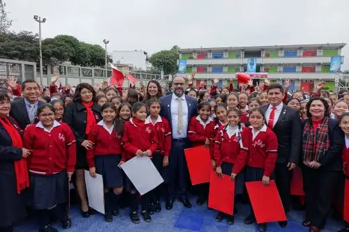 “Me alegra mucho compartir con ustedes la primera actividad de festejo de nuestro aniversario patrio", les dijo el ministro a las estudiantes. Foto: Minedu
