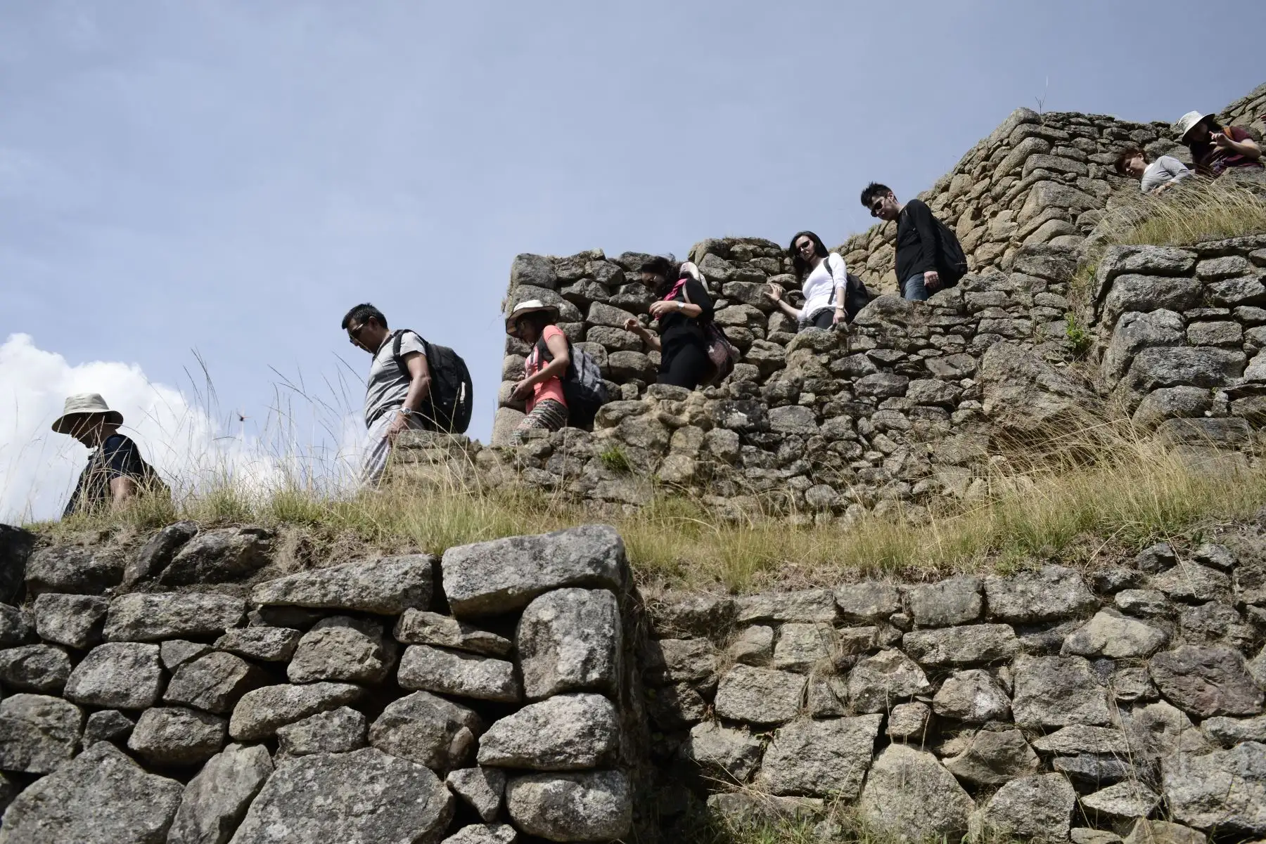Esta foto tomada el 27 de agosto de 2016 muestra a los visitantes admirando las ruinas de Machu Picchu, que se encuentra a 2,430 metros sobre el nivel del mar.
Incrustado en un paisaje espectacular en el punto de encuentro entre los Andes peruanos y la cuenca del Amazonas, el Santuario Histórico de Machu Picchu es uno de los mayores logros artísticos, arquitectónicos y de uso de la tierra en cualquier lugar y el legado tangible más significativo de la civilización Inca. / AFP