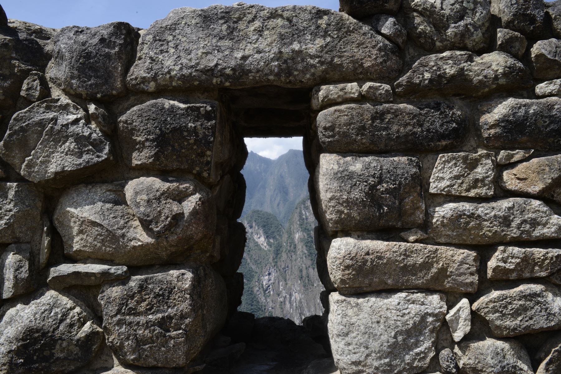 Esta foto tomada el 27 de agosto de 2016 muestra una vista parcial de las ruinas de Machu Picchu, que se encuentra a 2.430 metros sobre el nivel del mar.
Incrustado en un paisaje espectacular en el punto de encuentro entre los Andes peruanos y la cuenca del Amazonas, el Santuario Histórico de Machu Picchu es uno de los mayores logros artísticos, arquitectónicos y de uso de la tierra en cualquier lugar y el legado tangible más significativo de la civilización Inca. / AFP