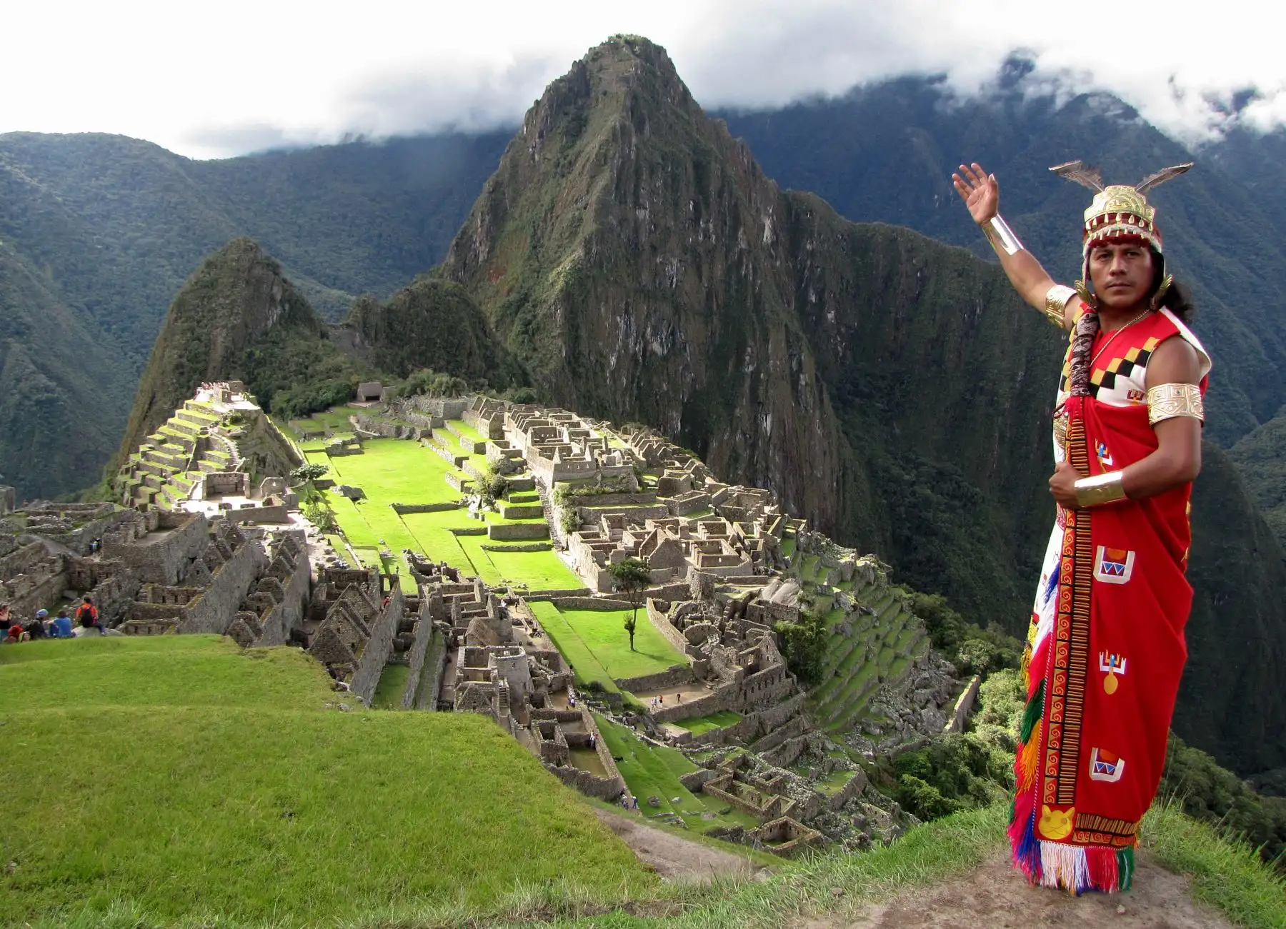 Un hombre vestido con un atuendo típico inca participa en una sesión de práctica en la cima de la ciudadela inca de Machu Picchu el 19 de abril de 2011. AFP