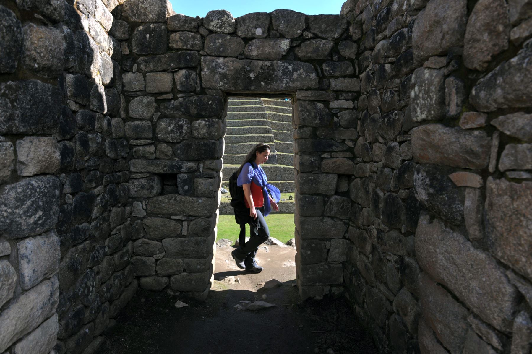 El reciente daño a parte del santuario histórico de Machu Picchu por parte de unos turistas extranjeros nos recuerda que la legislación penal peruana tipifica este acto como delito contra el patrimonio cultural y establece sanciones que pueden conllevar a una prisión efectiva y el pago de una multa considerable.