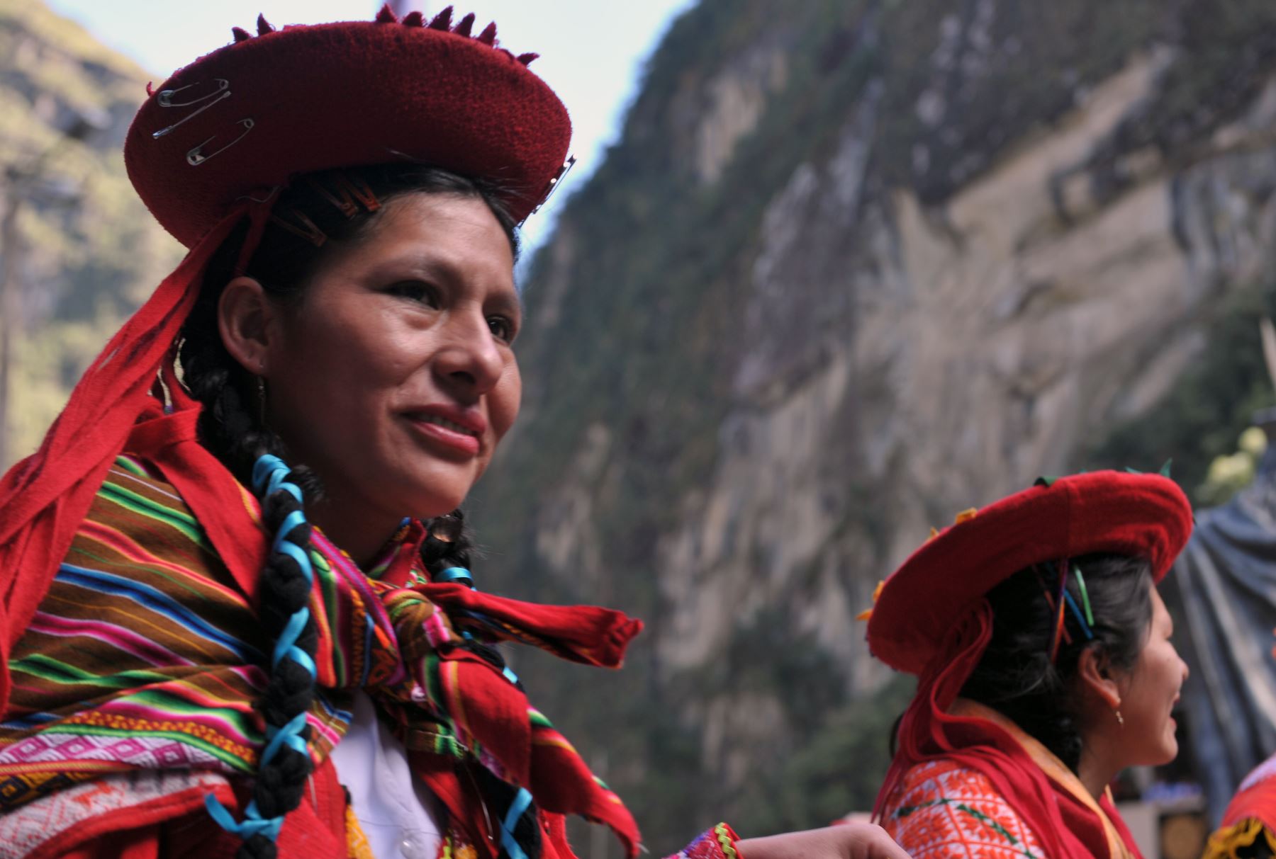 Mujeres en atuendos andinos regionales tradicionales participan en un desfile cívico el 6 de julio de 2011 en la ciudad de Machu Picchu en la base de la montaña bajo la ciudadela inca. AFP