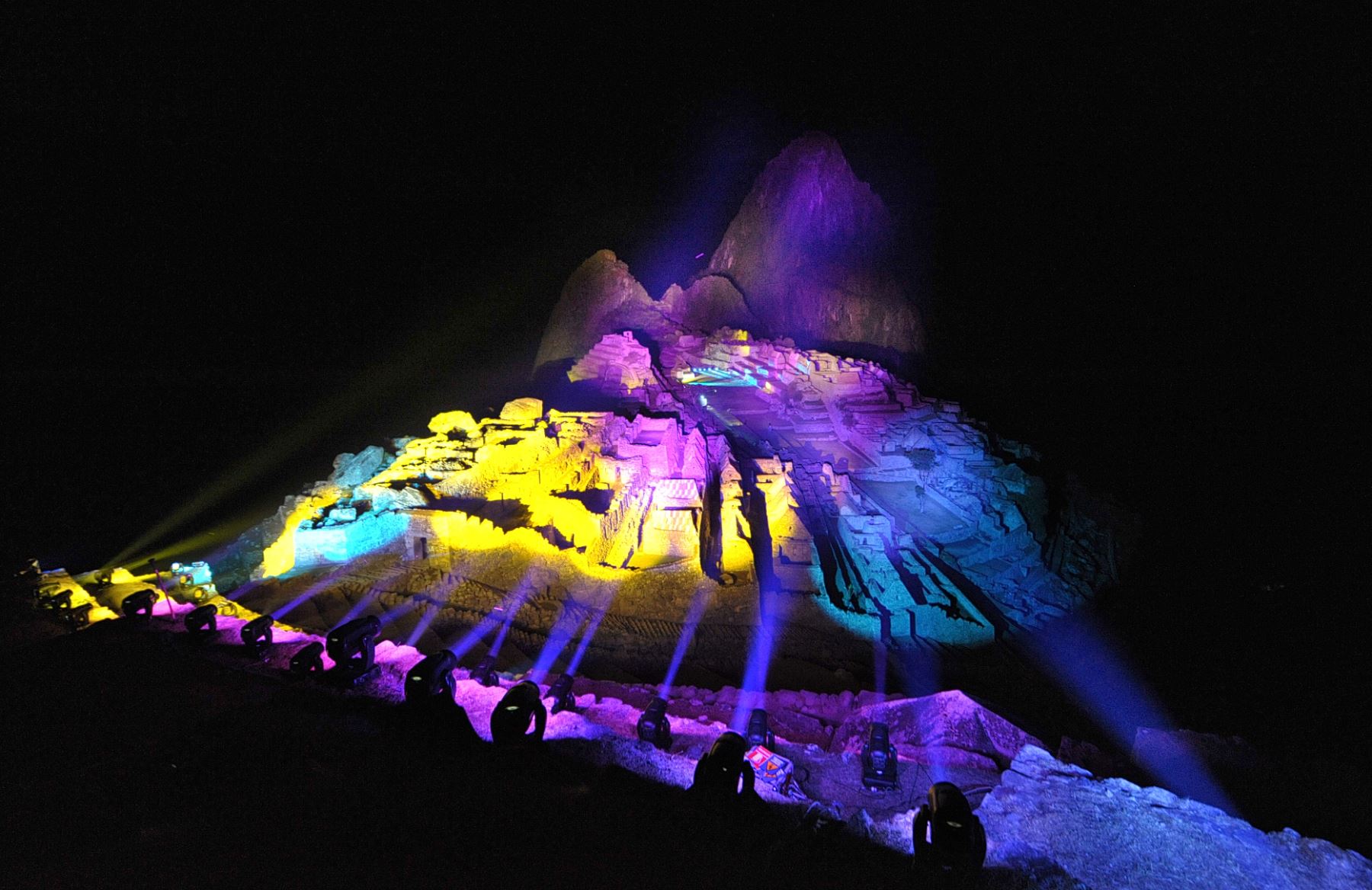 Las ruinas de la ciudadela Inca de Machu Picchu se iluminan con luces de colores en la noche del 7 de julio de 2011. AFP