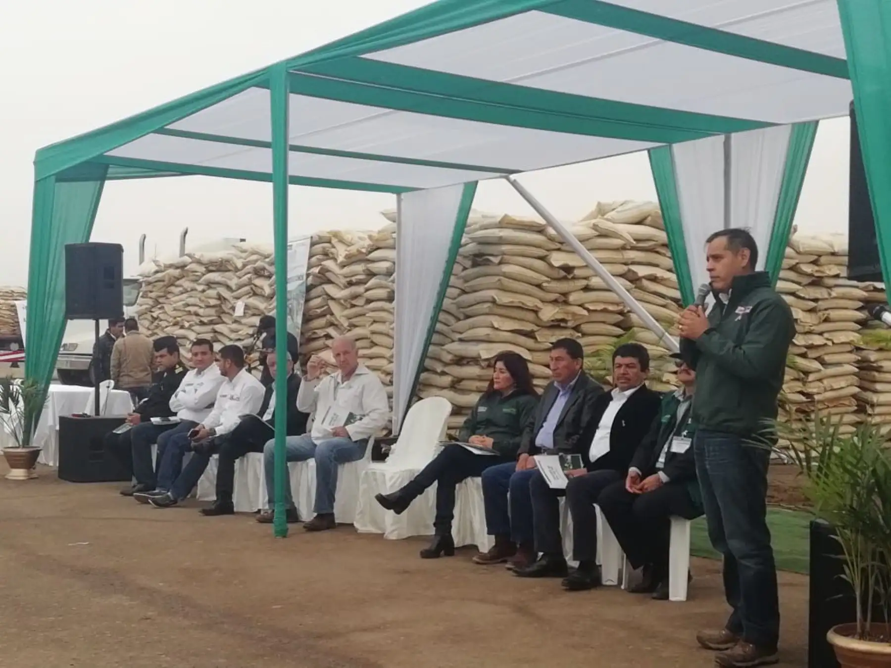 El ministro de Agricultura y Riego, Gustavo Mostajo, dio inicio hoy a la Campaña Nacional Grande de Abonamiento 2018-2019, que permitirá vender guano de isla a precio preferente a los pequeños agricultores del país, lo que contribuirá a una mayor producción y calidad de sus cosechas.