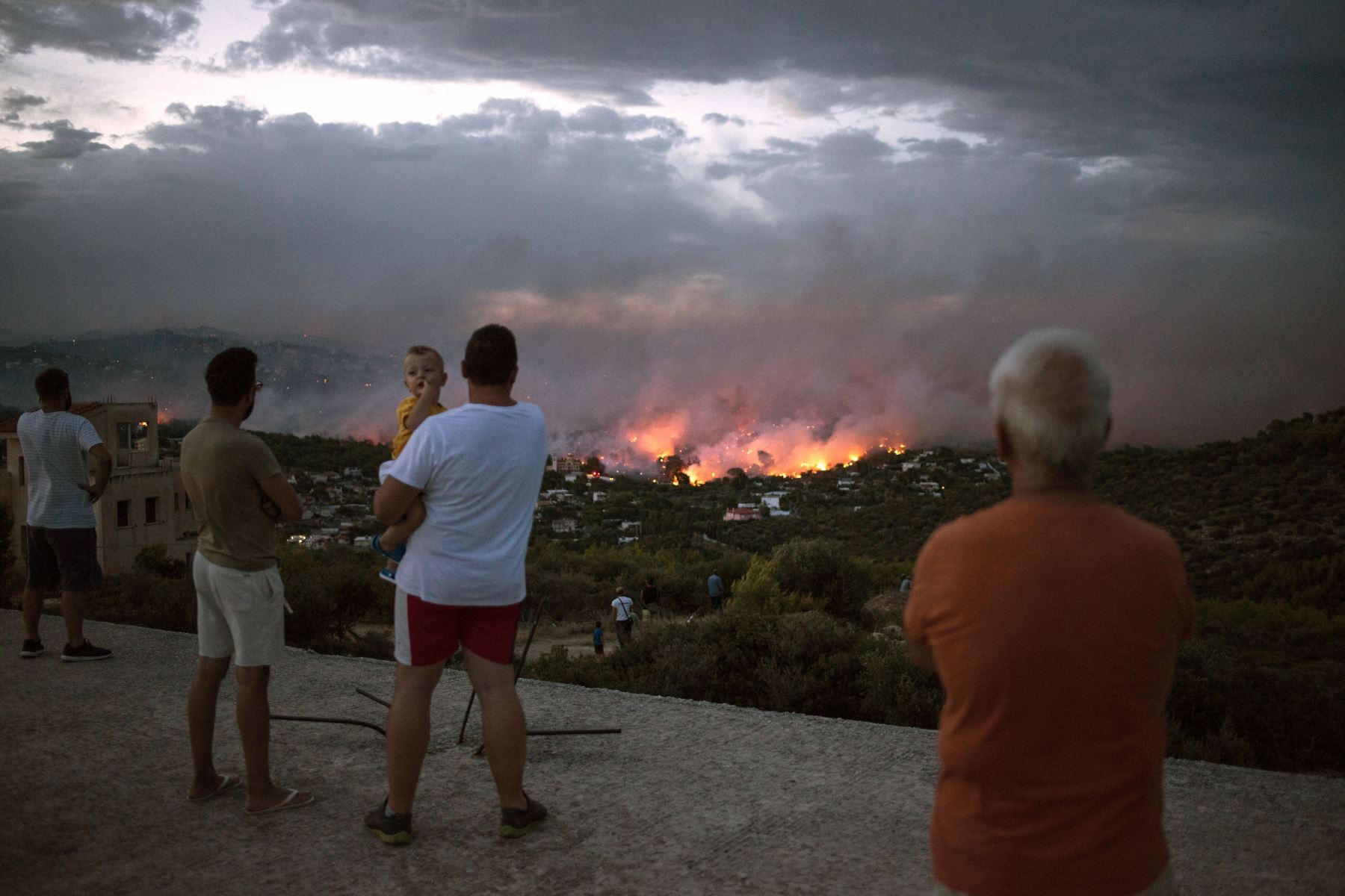 Incendio en la ciudad de Rafina, cerca de Atenas Foto: AFP