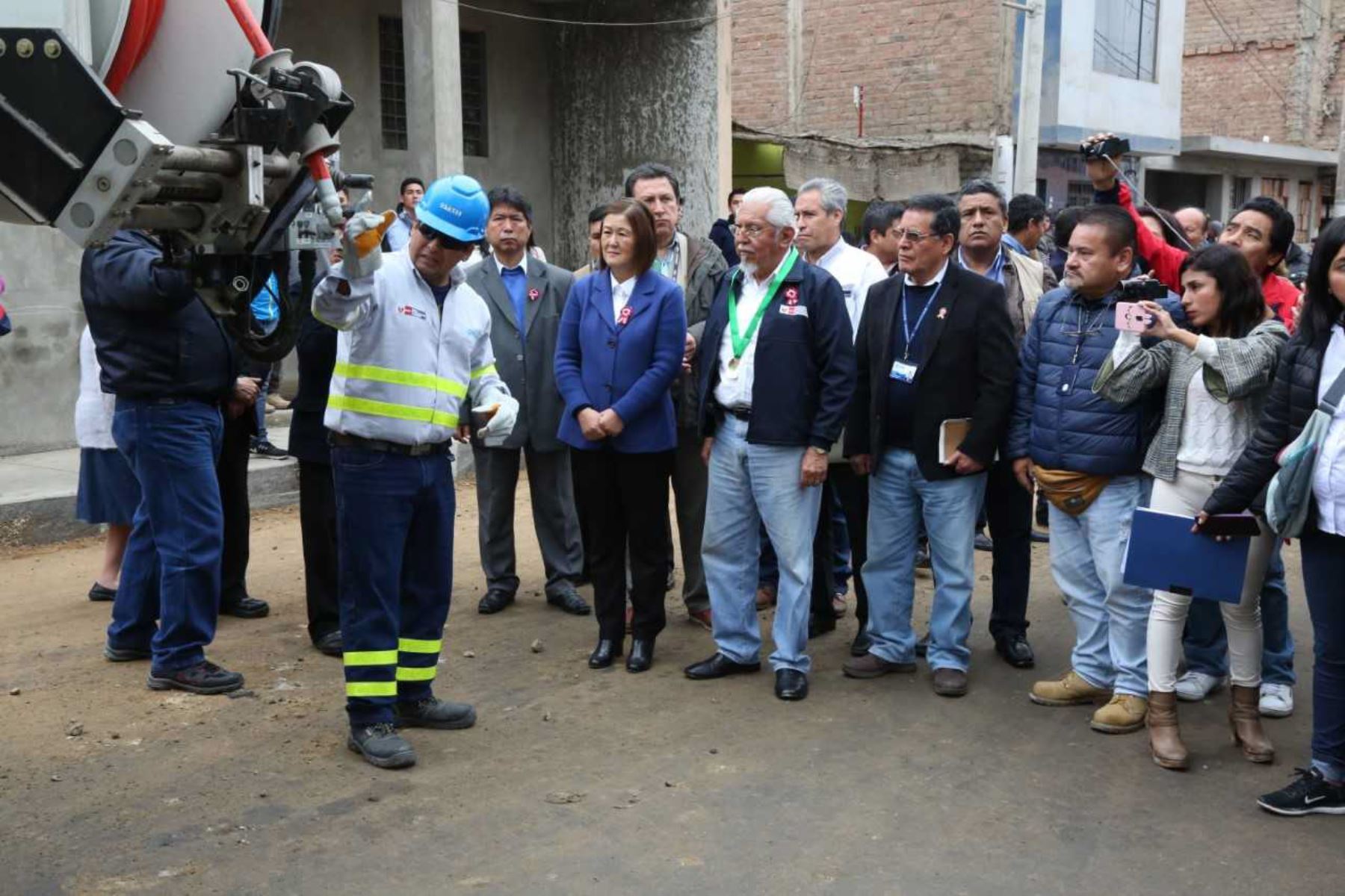 Tres hidrojets y un camiÃ³n cisterna del Programa Nacional de Limpieza de Colectores â€œOperaciÃ³n Alcantarilladoâ€, que impulsan el Ministerio de Vivienda y el Organismo TÃ©cnico de la AdministraciÃ³n de los Servicios de Saneamiento (OTASS), llegaron hoy a la ciudad de Huaral, para la limpieza de 12 kilÃ³metros de redes de desagÃ¼e en 36 sectores de esa localidad.