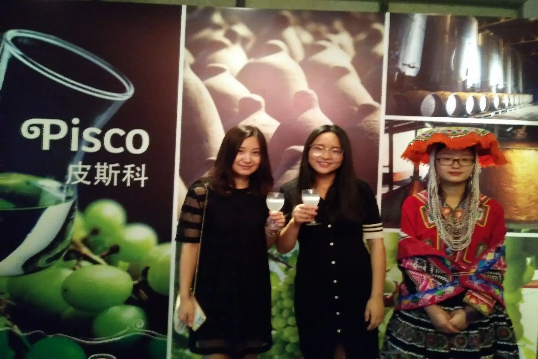 El pisco deleita a chinos Foto: Sonia Millones