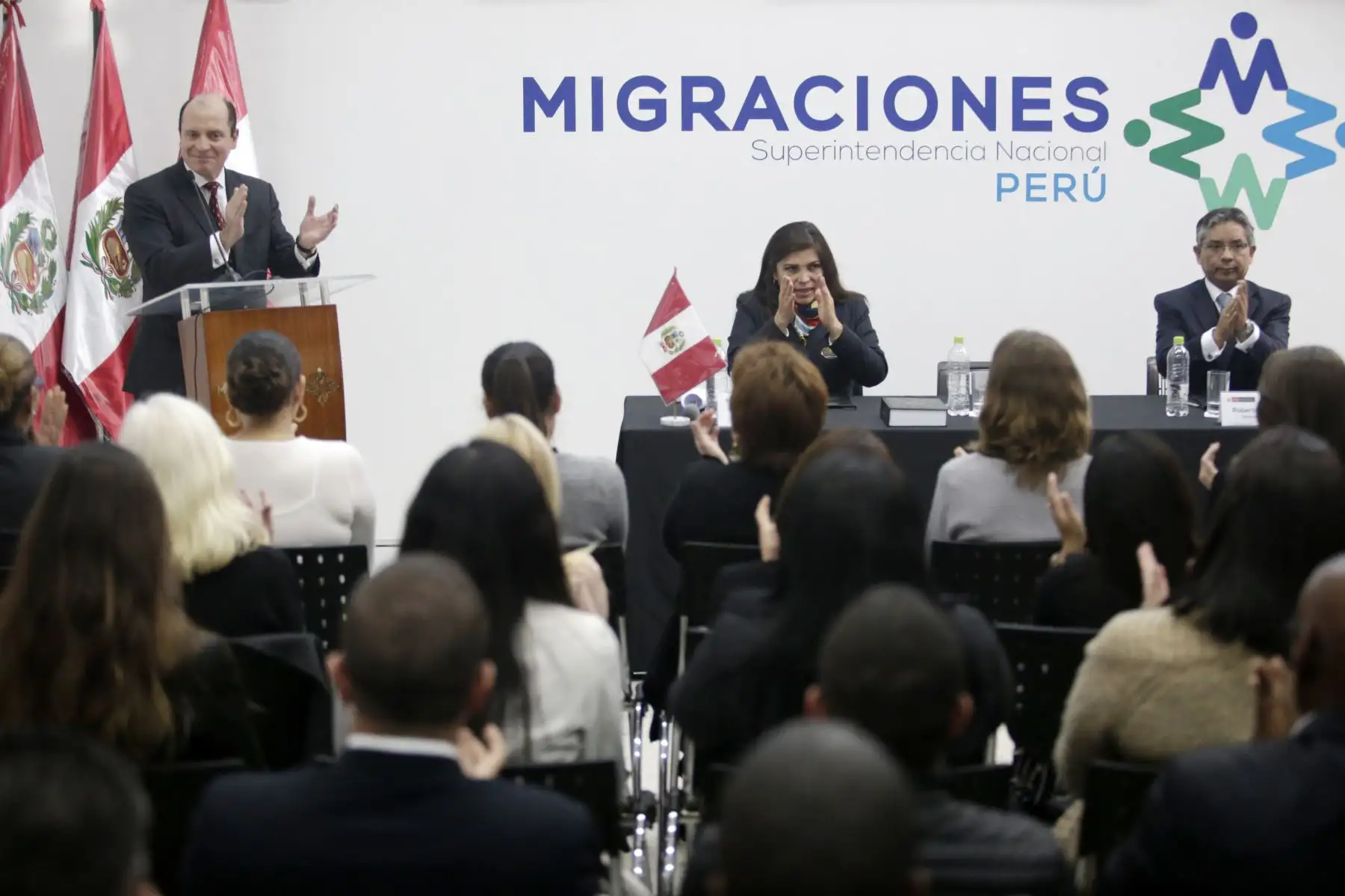 Eduardo Sevilla, superintendente de Migraciones, preside la ceremonia de nacionalización de 40 ciudadanos extranjeros. Foto: ANDINA/Melina Mejía