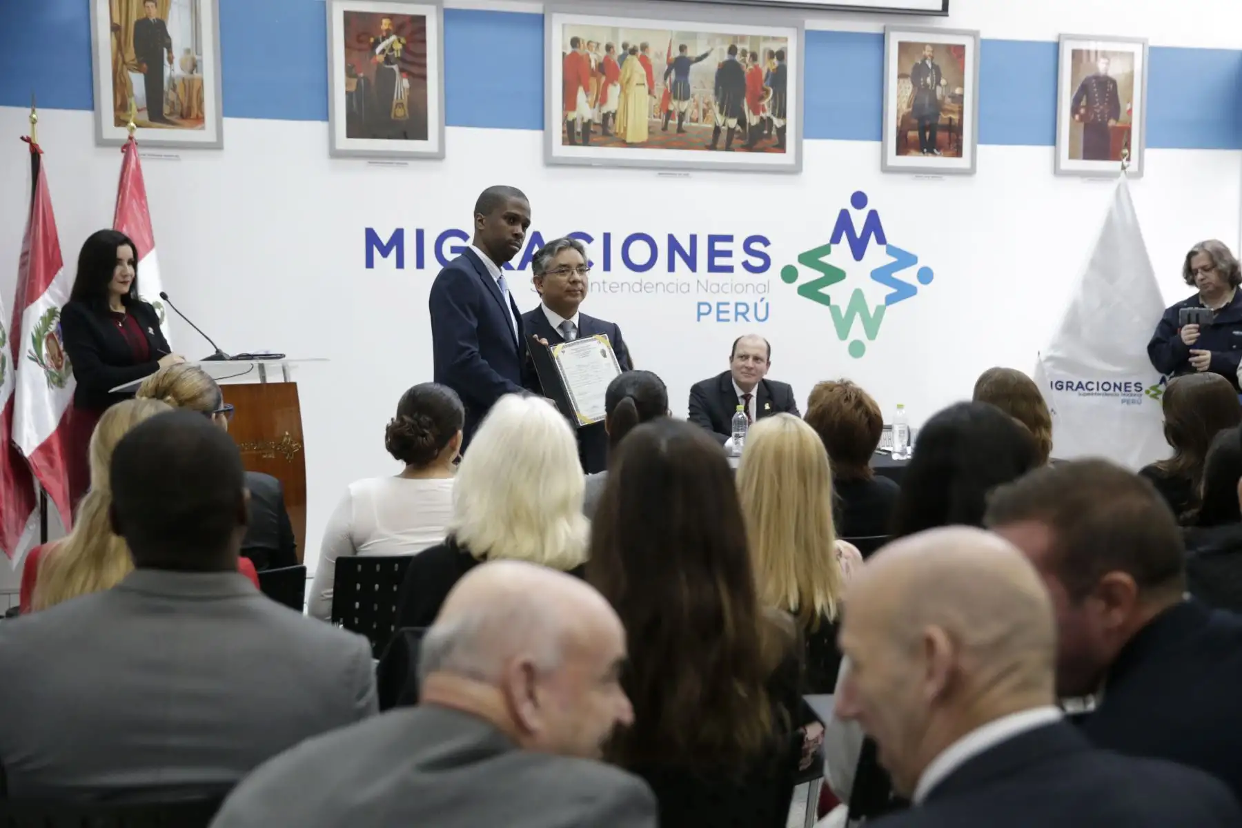 Sr. Alton Chervon Akensman de nacionalidad santalucense, recibe su Título de Nacionalidad Peruana. Foto: ANDINA/Melina Mejía