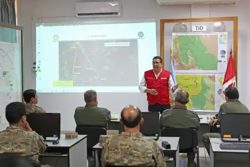 El ministro de Defensa, José Huerta Torres, supervisó el trabajo de la Fuerza Aérea del Perú (FAP) en operaciones disuasivas y de interceptación en tierra contra aeronaves ilegales en la zona de Pichis Palcazú, ubicada entre las regiones de Ucayali y Pasco, en el marco de la lucha que lleva adelante el Estado contra el tráfico ilícito de drogas.