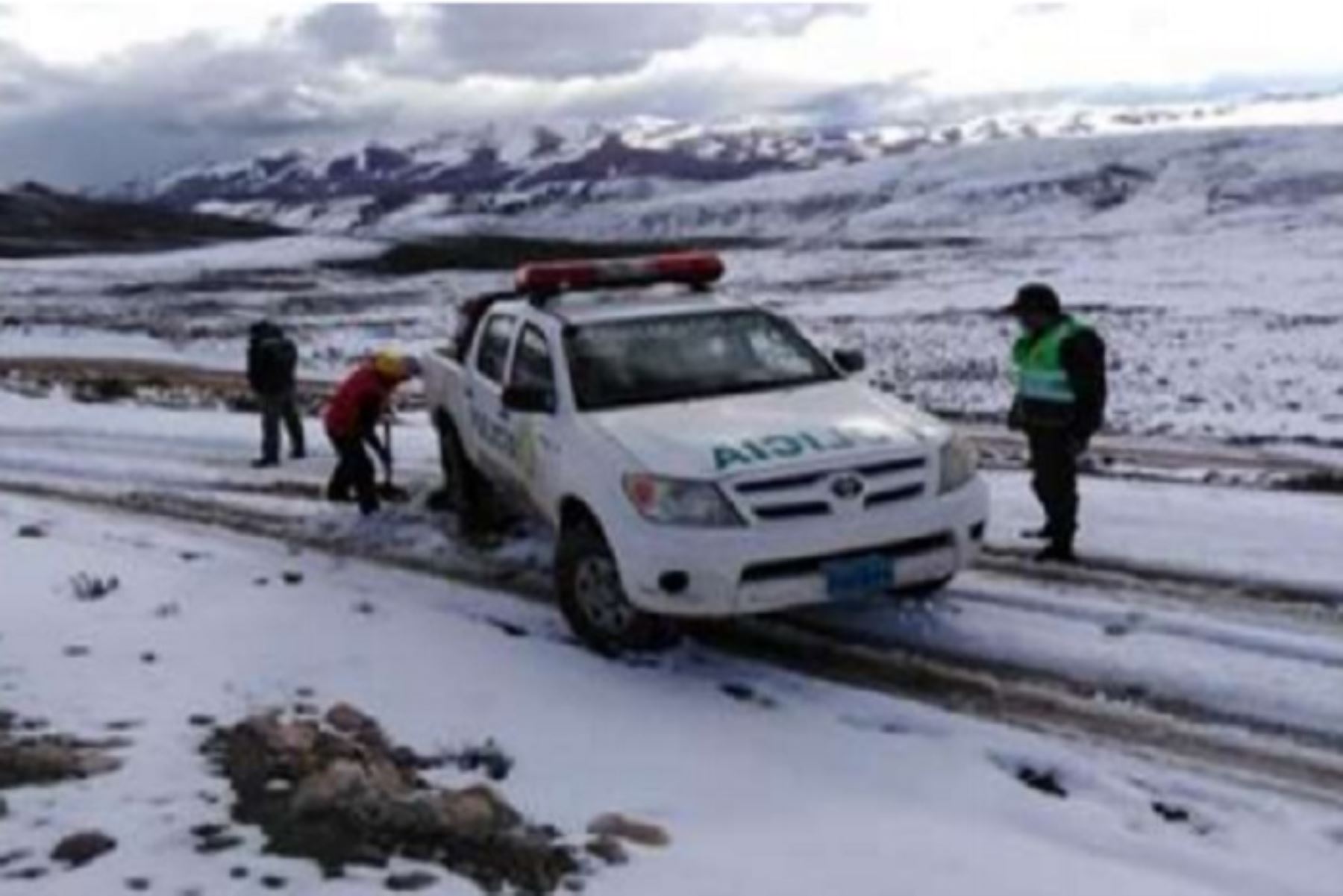 Carretera que une las regiones de Moquegua y Arequipa se encuentra con el tránsito vehicular restringido, a consecuencia de la presencia de nevadas que cubren la vía, así como diversos pastizales,