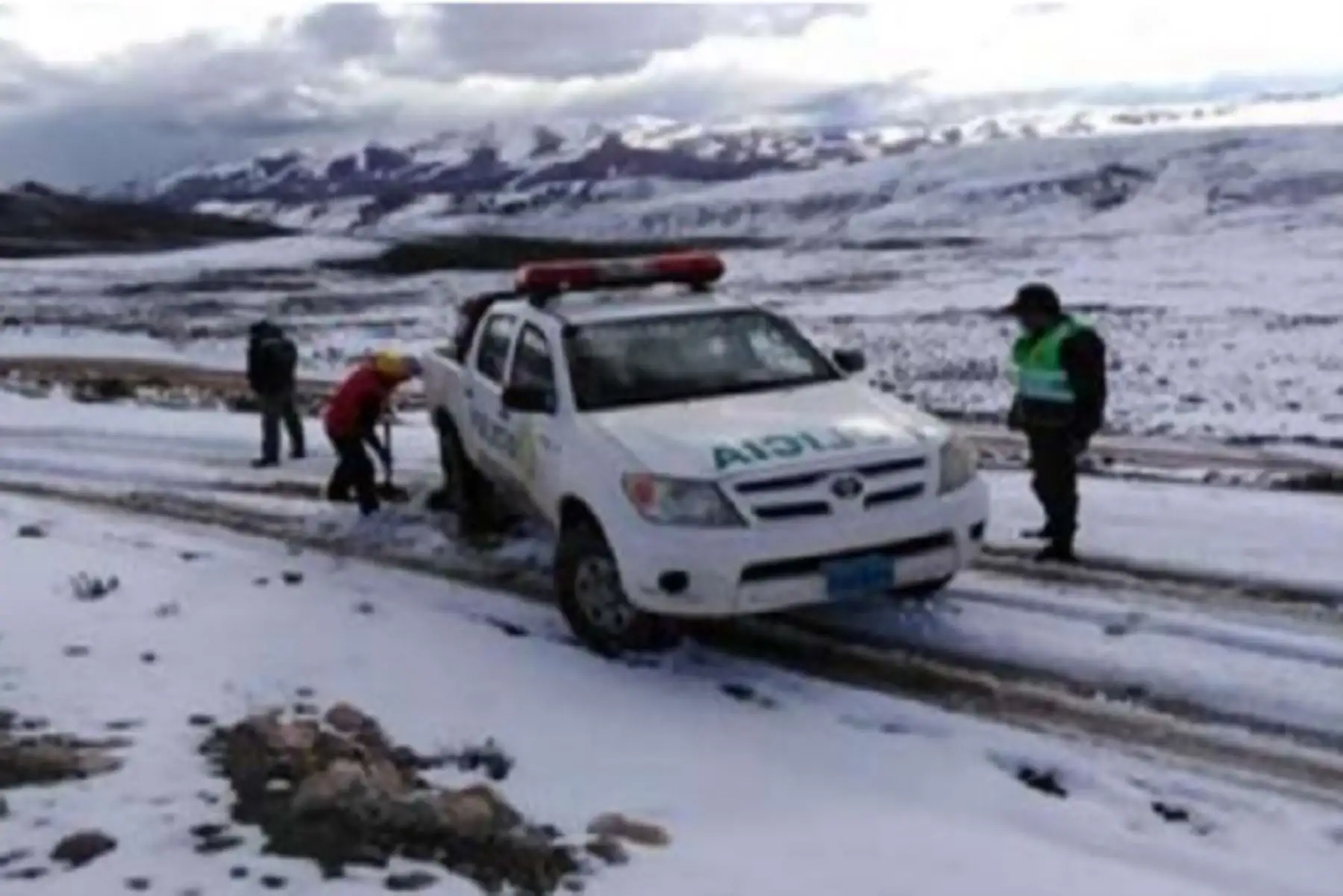Carretera que une las regiones de Moquegua y Arequipa se encuentra con el tránsito vehicular restringido, a consecuencia de la presencia de nevadas que cubren la vía, así como diversos pastizales,