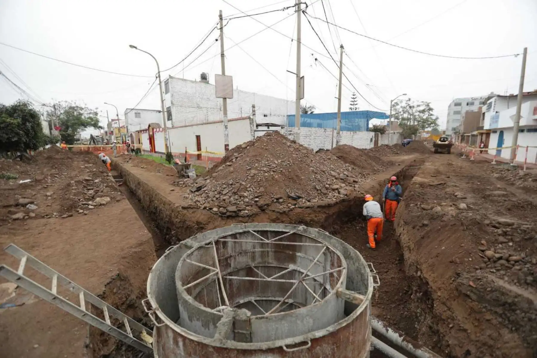 El ministro de Vivienda, Construcción y Saneamiento, Javier Piqué del Pozo, entregó hoy la obra de instalación y rehabilitación del sistema de agua potable y alcantarillado del sector noreste periférico de la ciudad de Huaral, el mismo que beneficiará a 8,546 habitantes de la zona.