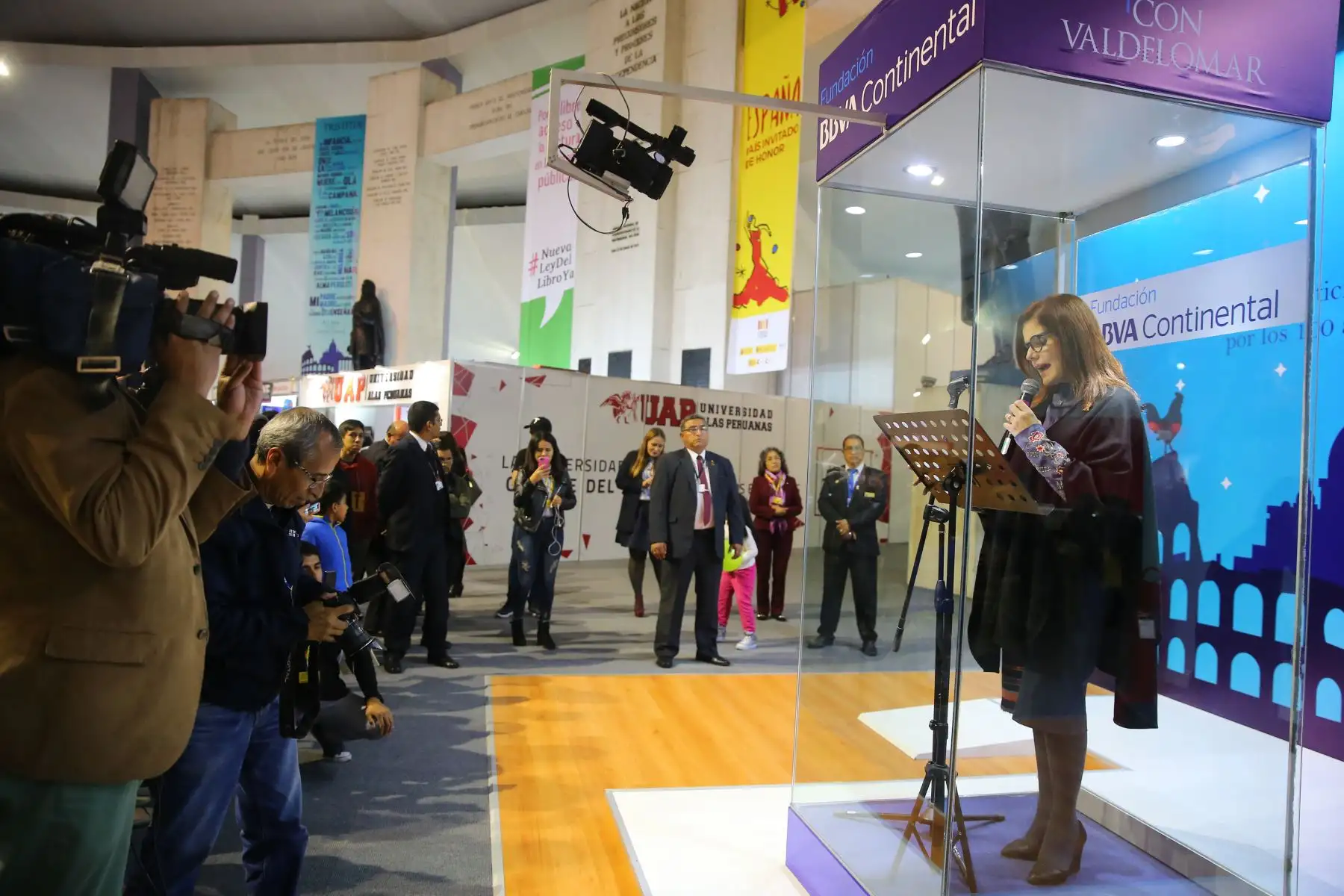 Vicepresidenta Mercedes Araóz visita la Feria Internacional del Libro.