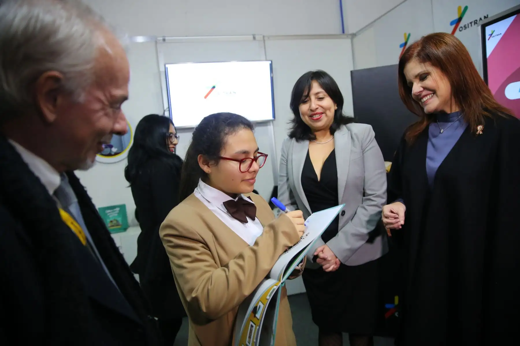 Vicepresidenta Mercedes Araóz, visita la Feria Internacional del Libro.