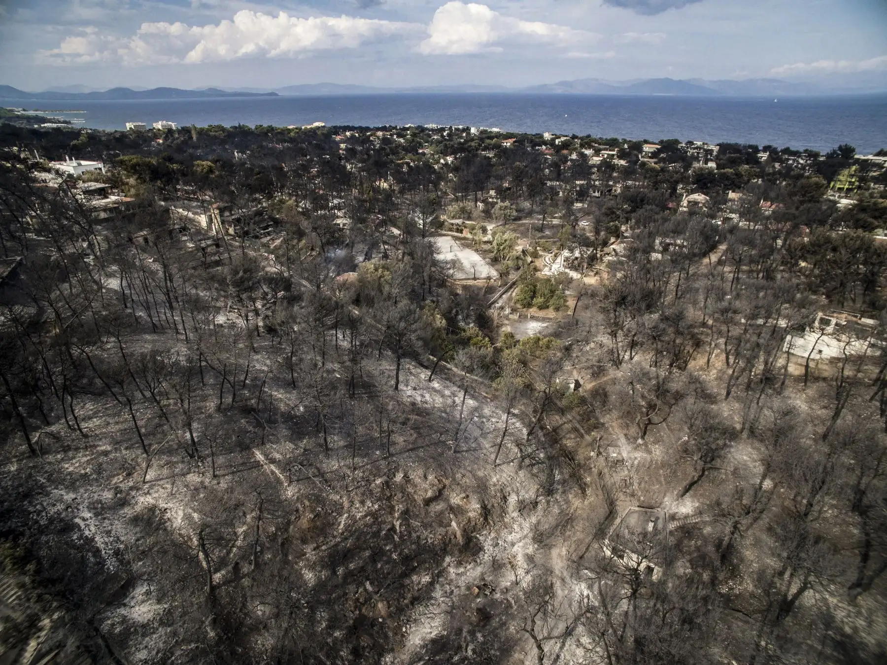 Una vista aérea muestra el daño causado por un incendio forestal cerca de la aldea de Mati, cerca de Atenas. AFP