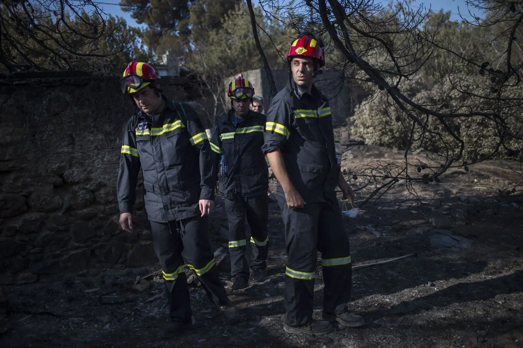 Los miembros de un equipo de rescate buscan personas desaparecidas en la aldea de Mati, cerca de Atenas. AFP