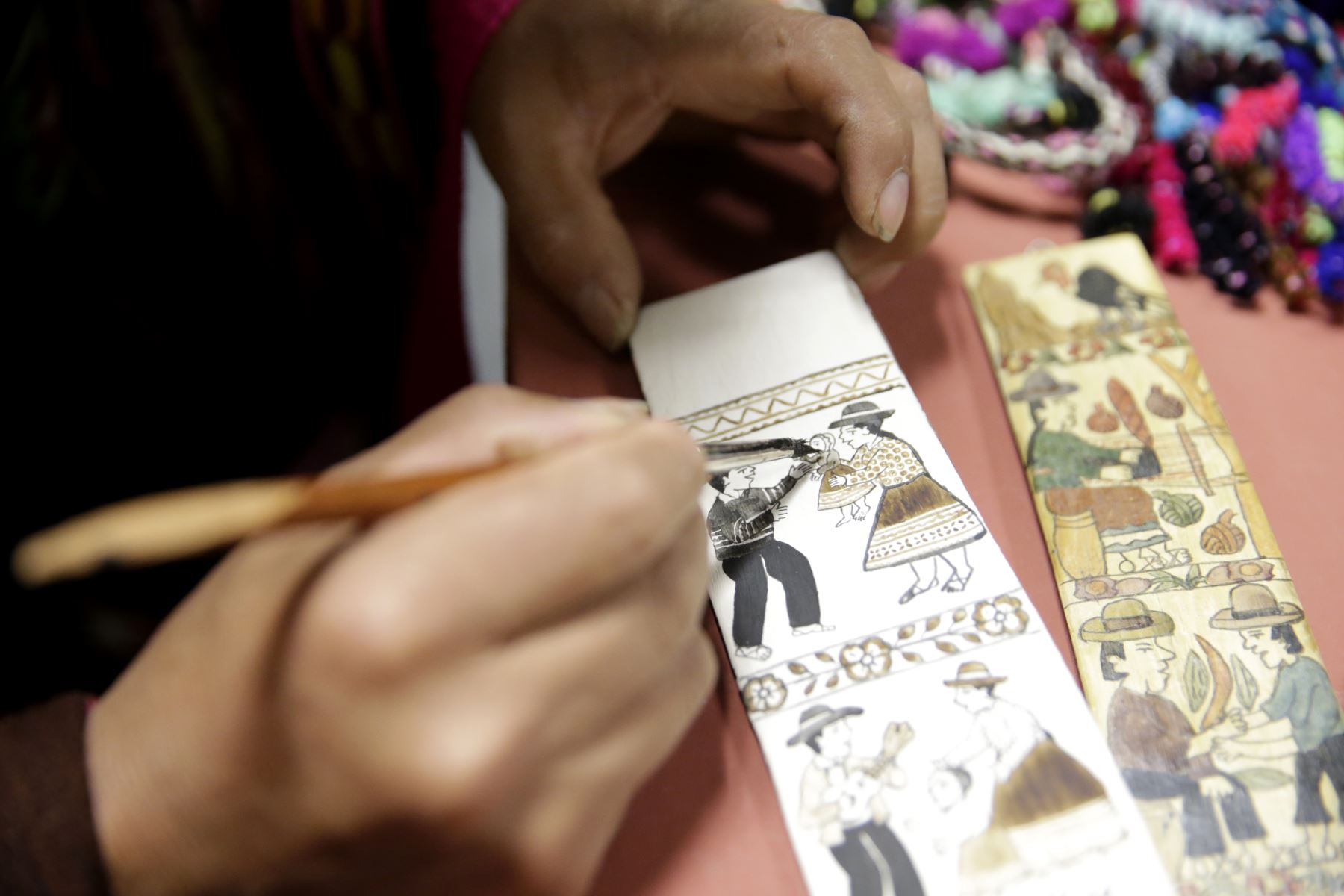 Fortalecer el posicionamiento de la artesanía es clave en la Política Nacional de Cultura. En la imagen, elaboración de las Tablas de Sarhua, arte ayacuchano declarado Patrimonio Cultural de la Nación en 2018. ANDINA/Melina Mejía