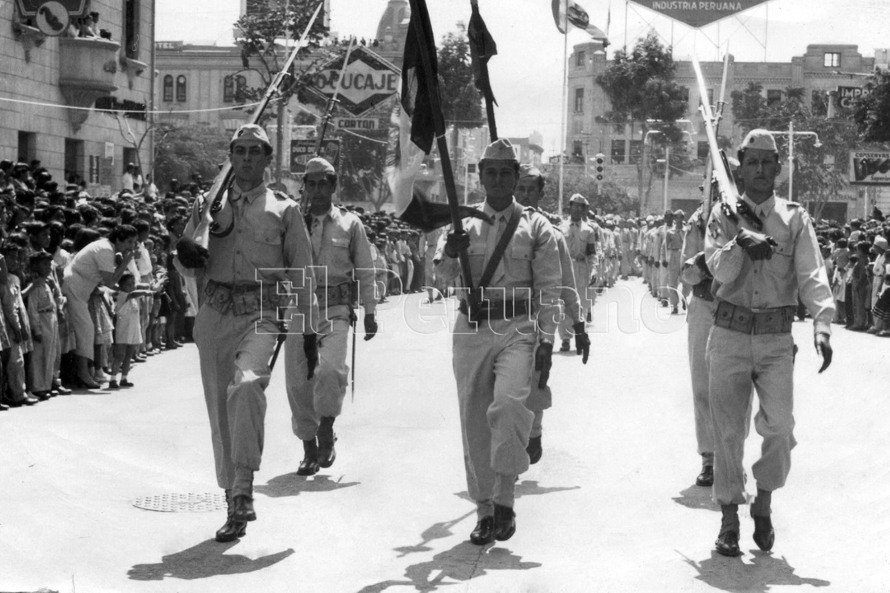 Lambayeque, 27  julio 1955 / Desfile de colegios efectuado en la ciudad de Chiclayo, por la celebración de las fiestas patrias, el abanderado del Colegio Nacional  "San José" con su escolta abriendo el desfile. Foto: ANDINA/Archivo Histórico de El Peruano