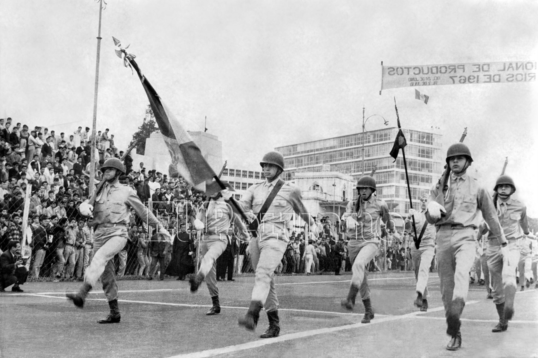 Lima,  22 julio 1967 / Militarmente desfila en el Campo de Marte el batallón del Colegio Nacional Nuestra Señora de Guadalupe, el único autorizado para tener prendas militares en sus equipos y rifles durante el desfile premilitar. Foto: ANDINA/Archivo Histórico de El Peruano
