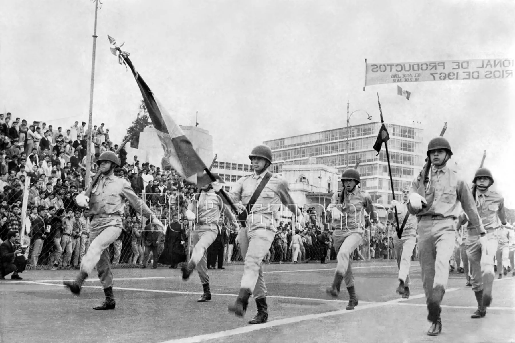 Lima,  22 julio 1967 / Militarmente desfila en el Campo de Marte el batallón del Colegio Nacional Nuestra Señora de Guadalupe, el único autorizado para tener prendas militares en sus equipos y rifles durante el desfile premilitar. Foto: ANDINA/Archivo Histórico de El Peruano