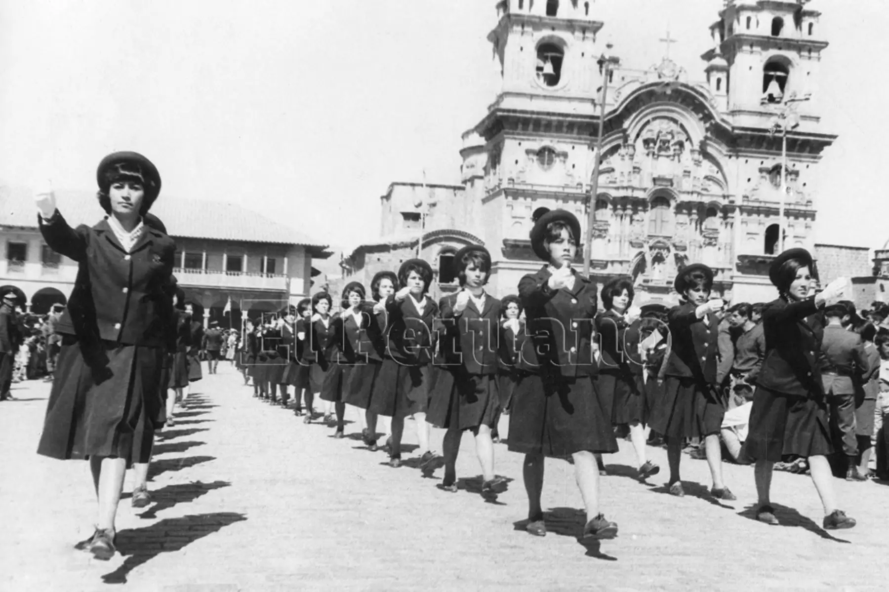 Cusco, 27 julio 1967 / Las alumnas de la Escuela Normal Santa Rosa desfilan ante la tribuna oficial instalada en la Plaza de Armas  con motivo del desfile premilitar por Fiestas Patrias. Foto: ANDINA/Archivo Histórico de El Peruano