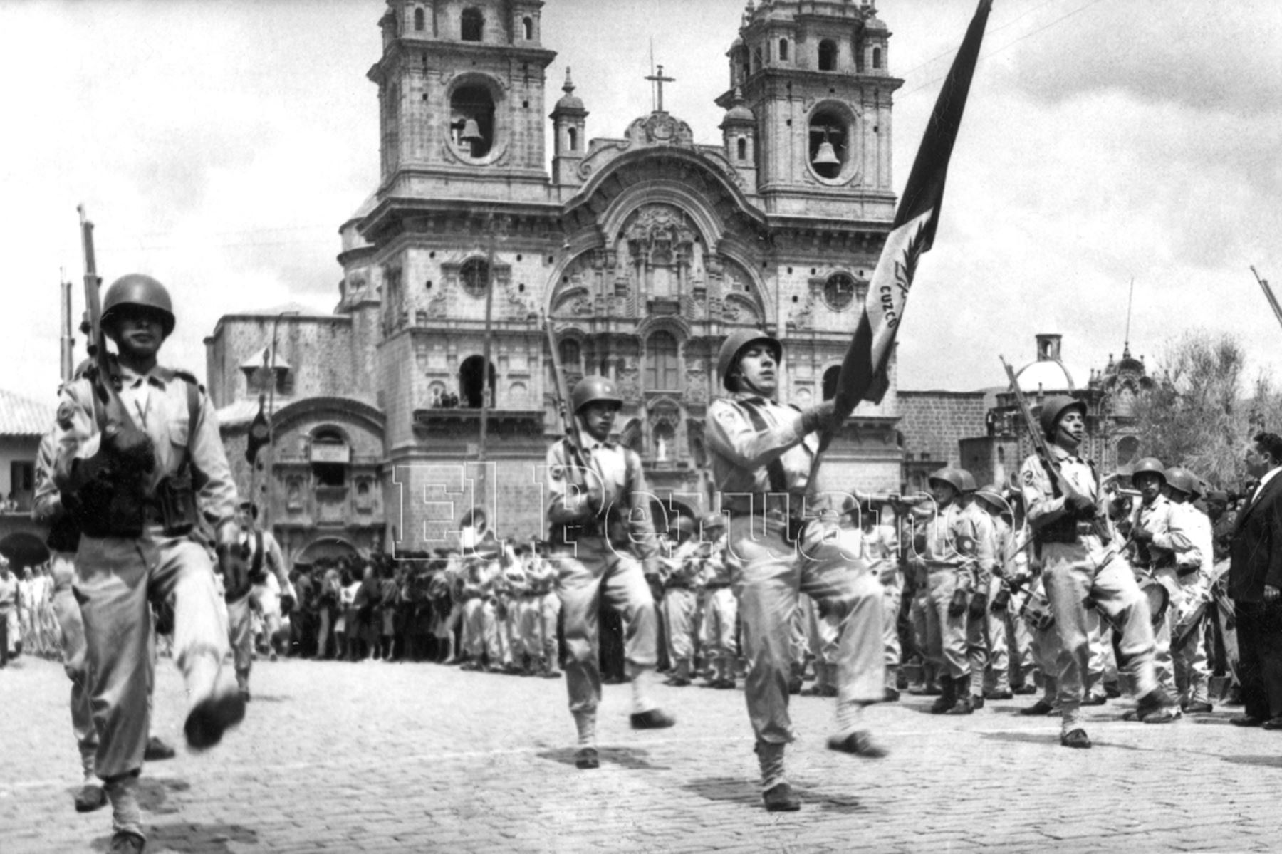 Cusco, julio 1964  / Más de 10 mil estudiantes de secundaria y comercial participaron en el  desfile escolar en homenaje al Colegio Nacional de Ciencias con ocasión de su 139° aniversario.
 Foto: ANDINA/Archivo Histórico de El Peruano