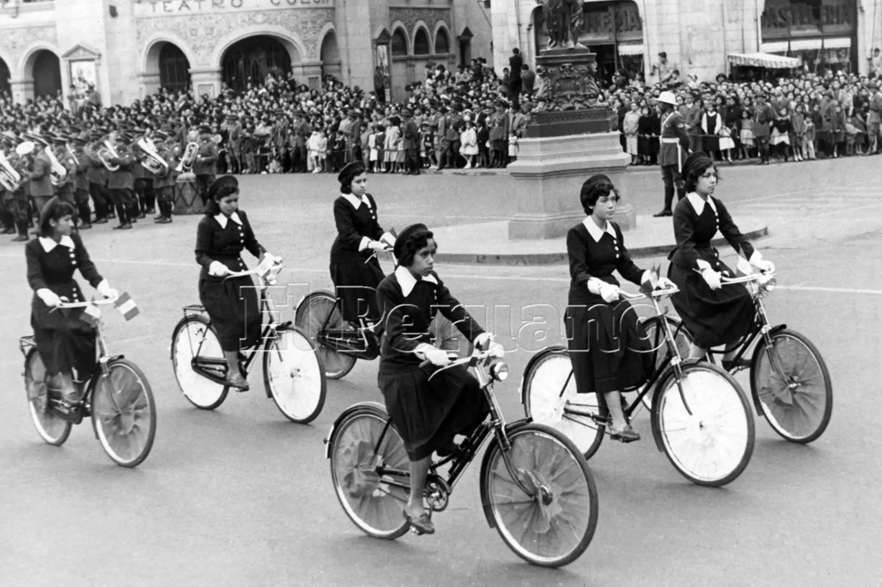 Lima, 27  julio 1953 / Ciclistas del colegio Rosa de Santa María ponen una nota muy emotiva durante el gran desfile escolar que fue presidido por el mandatario Manuel A. Odría en la Plaza San Martín.
 Foto:ANDINA/Archivo Histórico de El Peruano