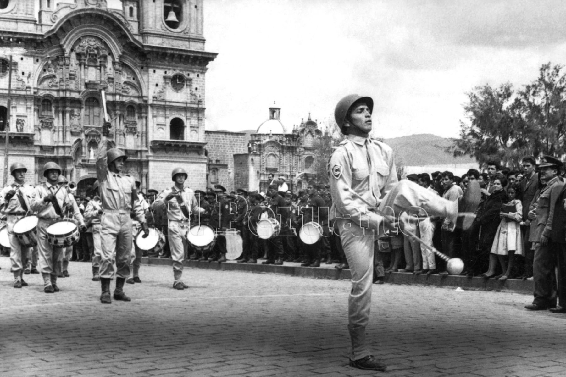 Cusco, julio 1964  / Más de 10 mil estudiantes de secundaria y comercial participaron en el  desfile escolar en homenaje al Colegio Nacional de Ciencias con ocasión de su 139° aniversario. 
 Foto:ANDINA/Archivo Histórico de El Peruano