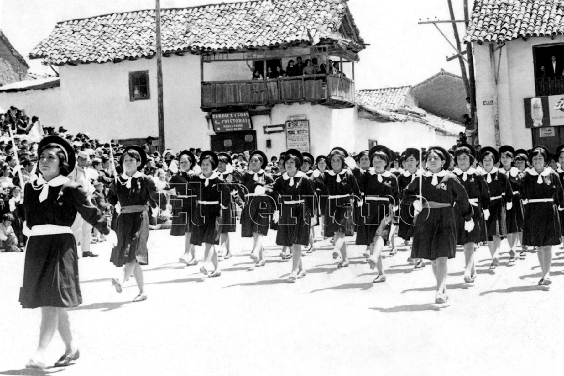 Jauja,  julio 1967 / Batallón del colegio San Vicente de Paul  marchando gallardamente frente a la tribuna oficial durante el desfile premilitar. Las alumnas fueron muy aplaudidas  por el público y las autoridades civiles y militares. Foto:ANDINA/Archivo Histórico de El Peruano